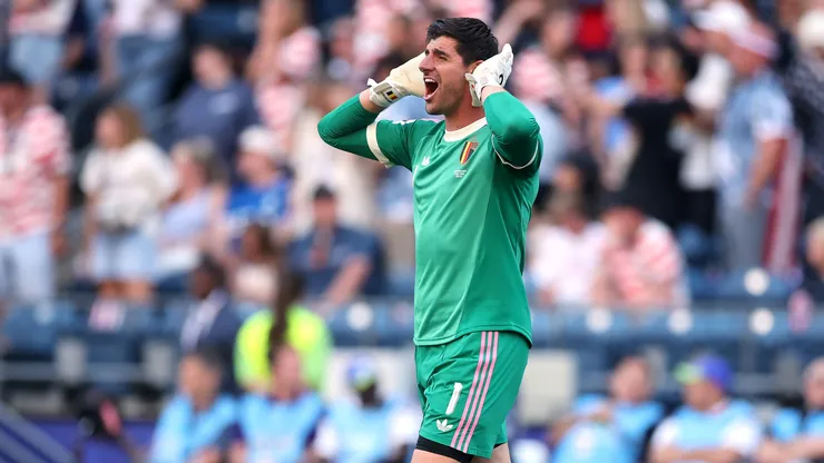 Courtois celebra tras el gol de Lukaku que puso el 4-1 para Bélgica.