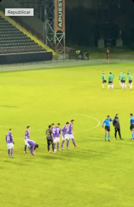 Mientras Concepción estaba listo para jugar, el plantel de Temuco realizaba el precalentamiento tras llegar atrasados al Estadio CAP