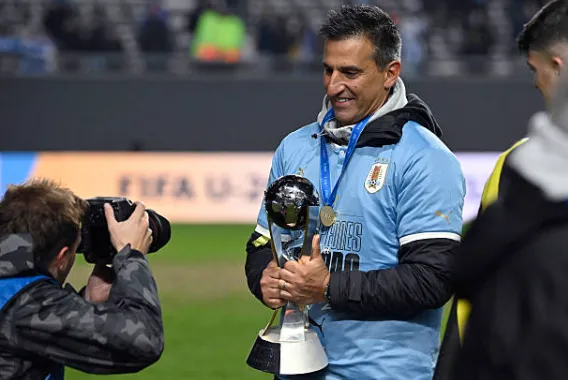 Marcelo Broli celebra el título del Mundial Sub 20 que conquistó al mando de Uruguay hace tres años. (Getty Images).