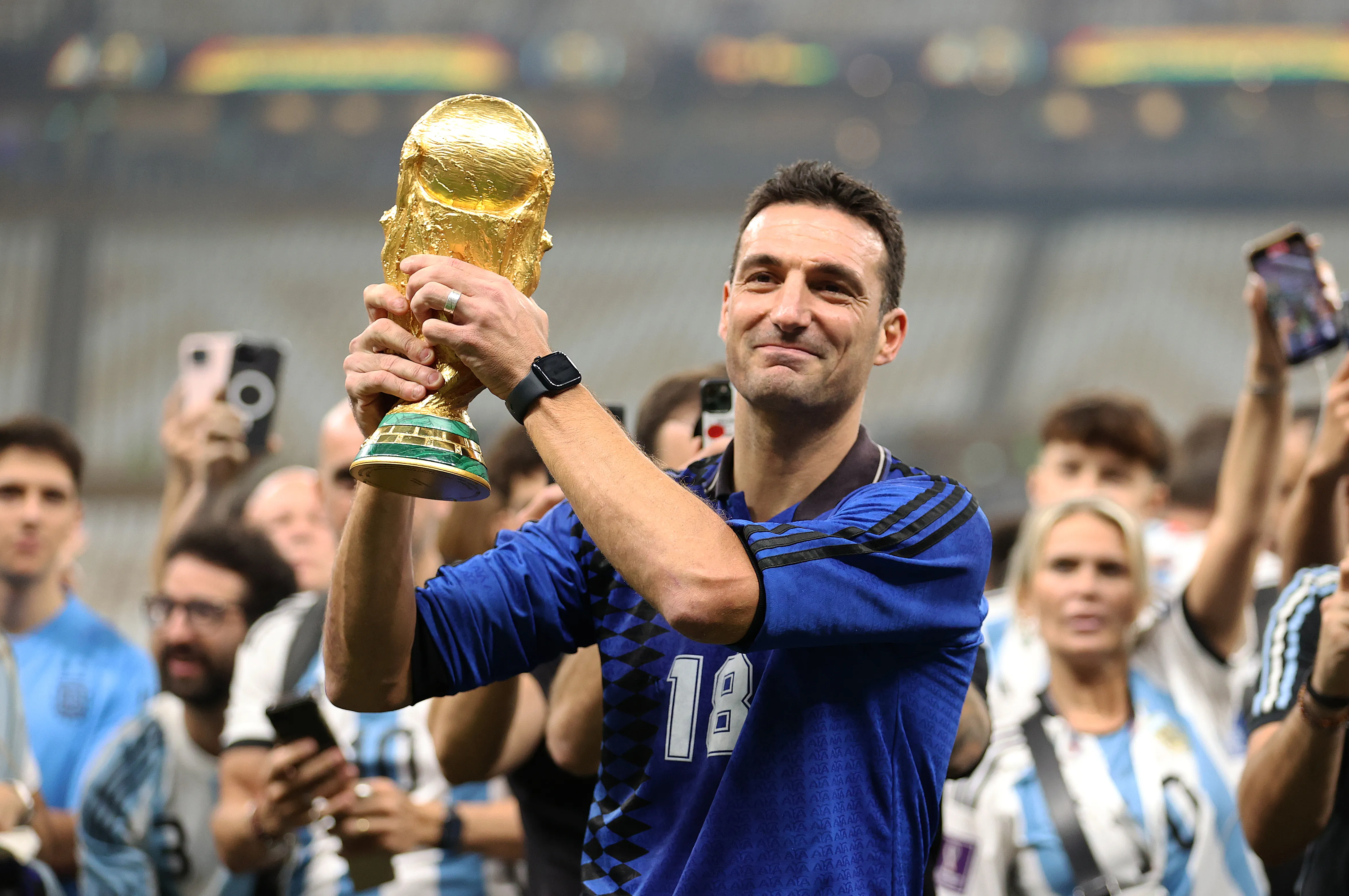 Lionel Scaloni festeja el Mundial que ganó Argentina 2022, el tercer título de la Albiceleste en el certamen. (Julian Finney/Getty Images).