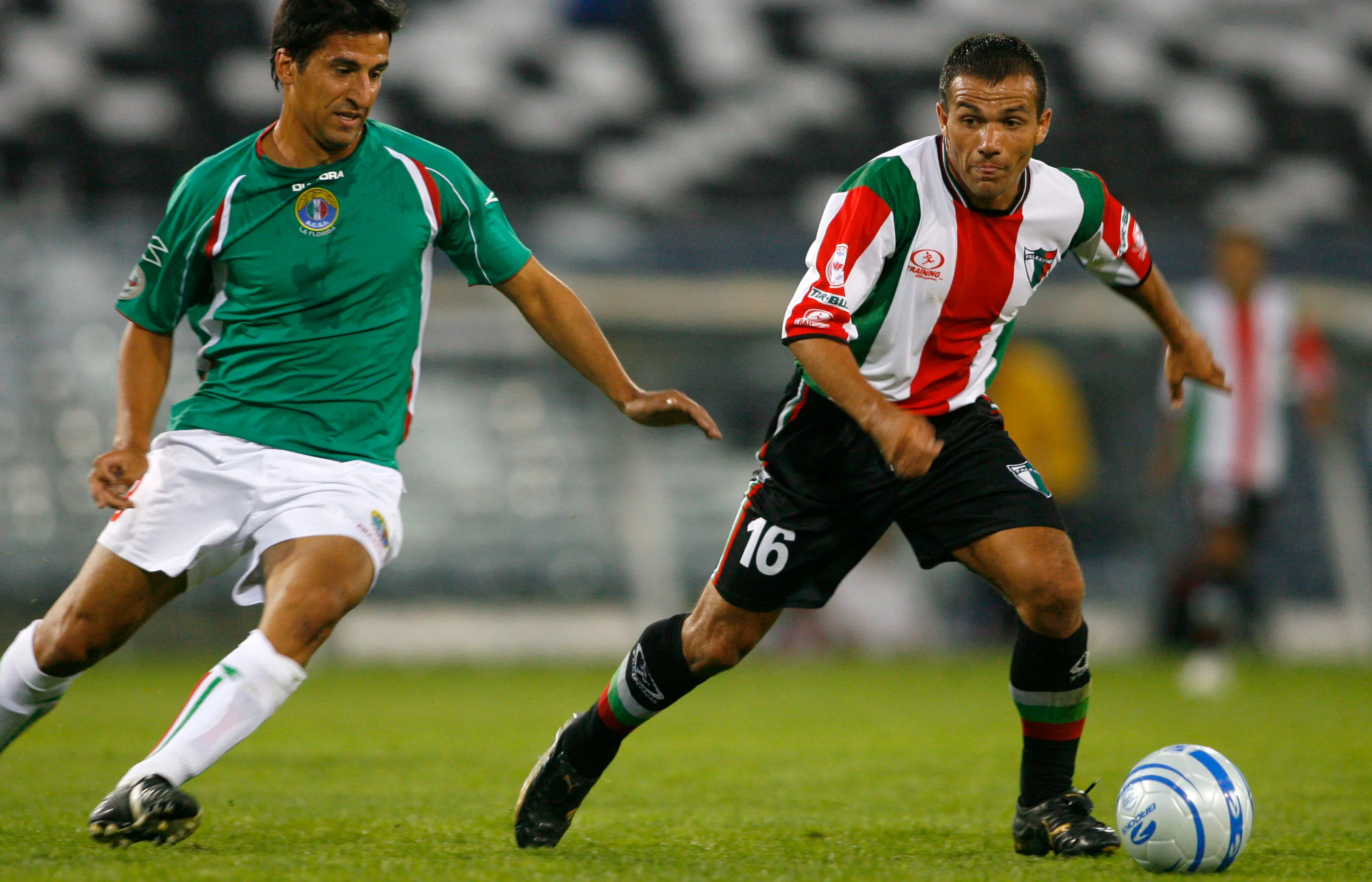 Marcelo Broli marca a Roberto Ávalos en un clásico de colonias entre Audax Italiano vs Palestino. (ANDRES PINA/PHOTOSPORT).