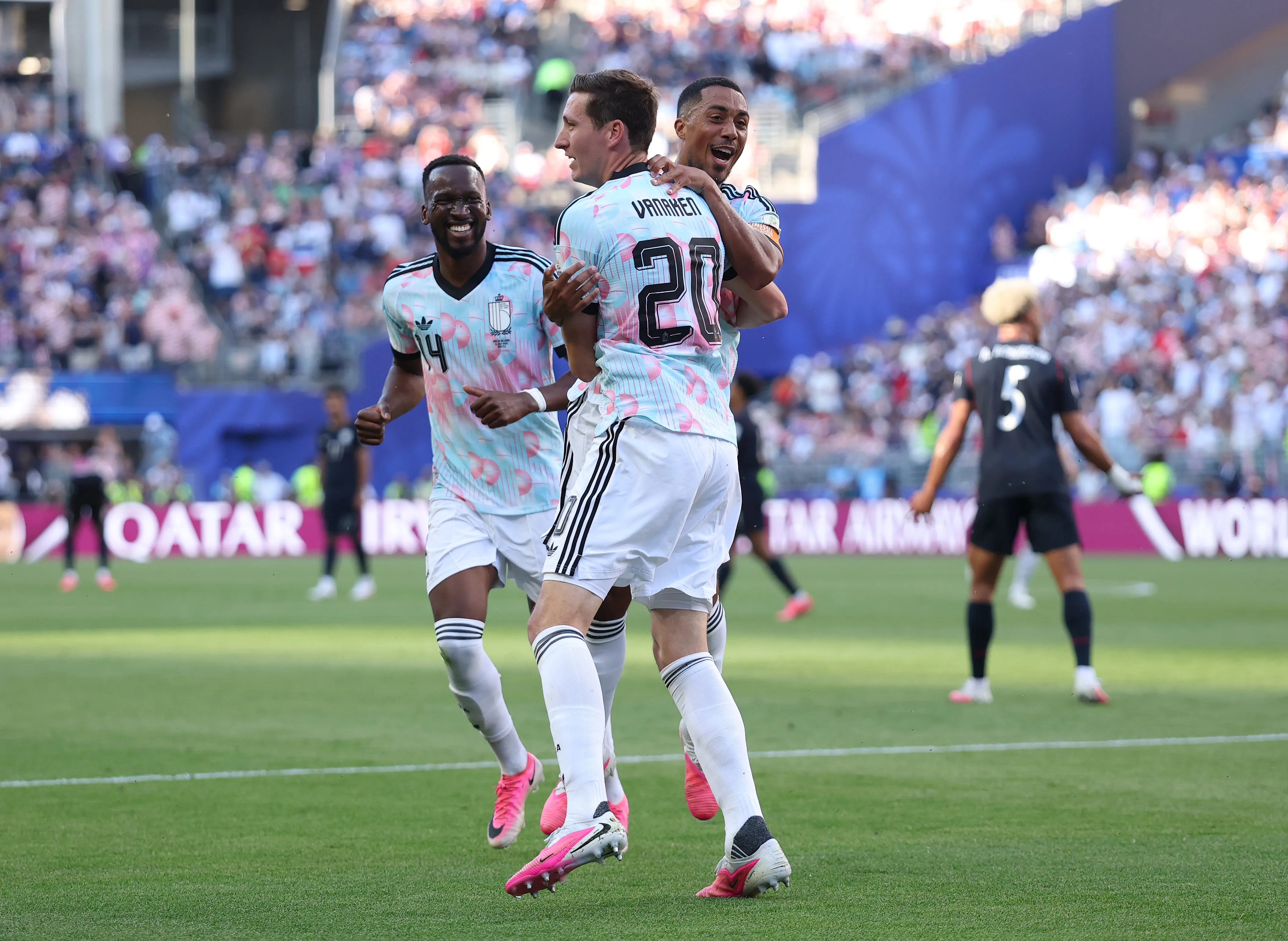 Youri Tielemans celebra el gol de Vanaken ante Estados Unidos. (Jamie Squire/Getty Images).