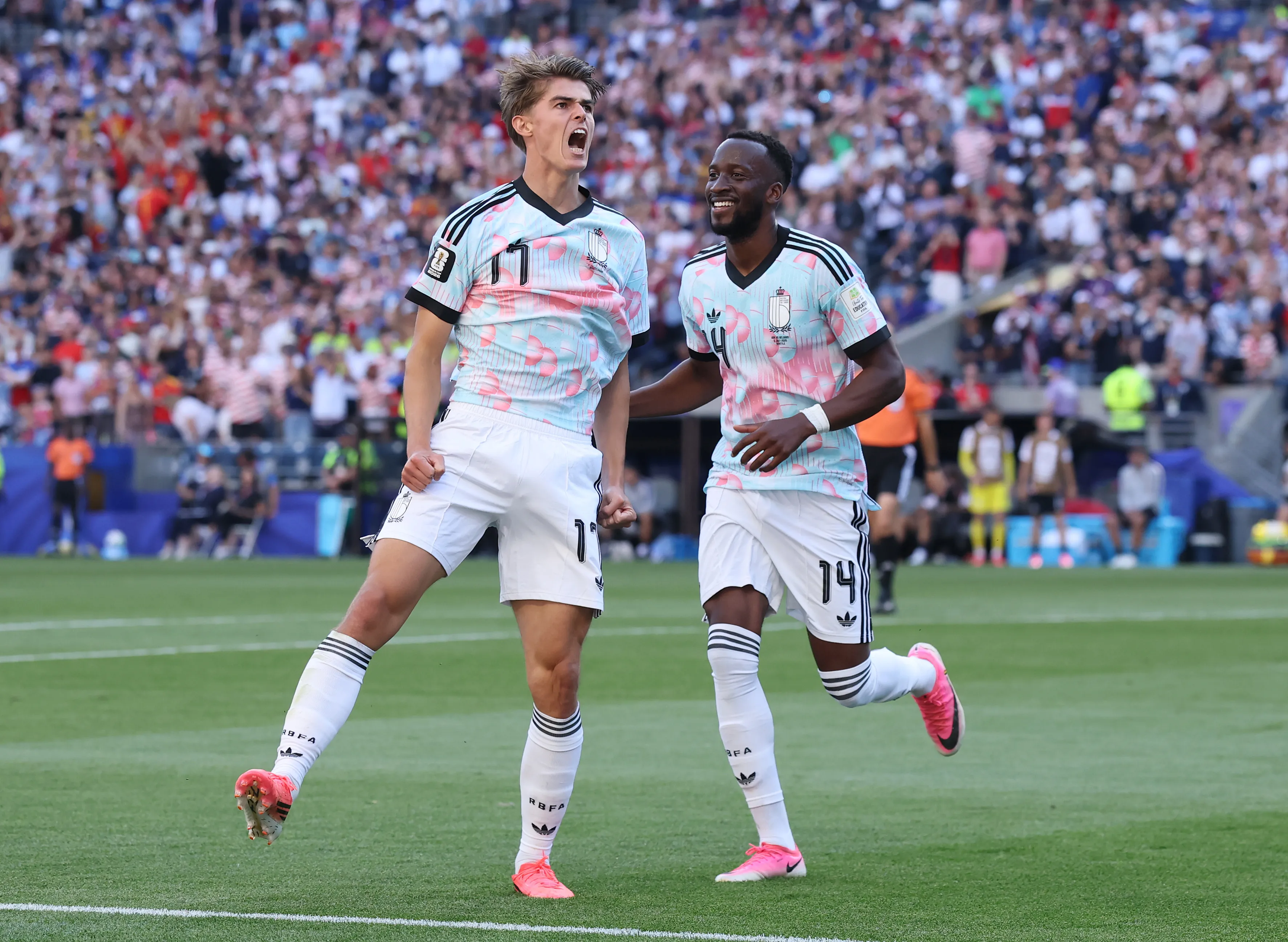 Charles de Ketelaere celebra junto a Dodi Lukebakio uno de sus dos goles a Estados Unidos. (Alex Grimm/Getty Images).
