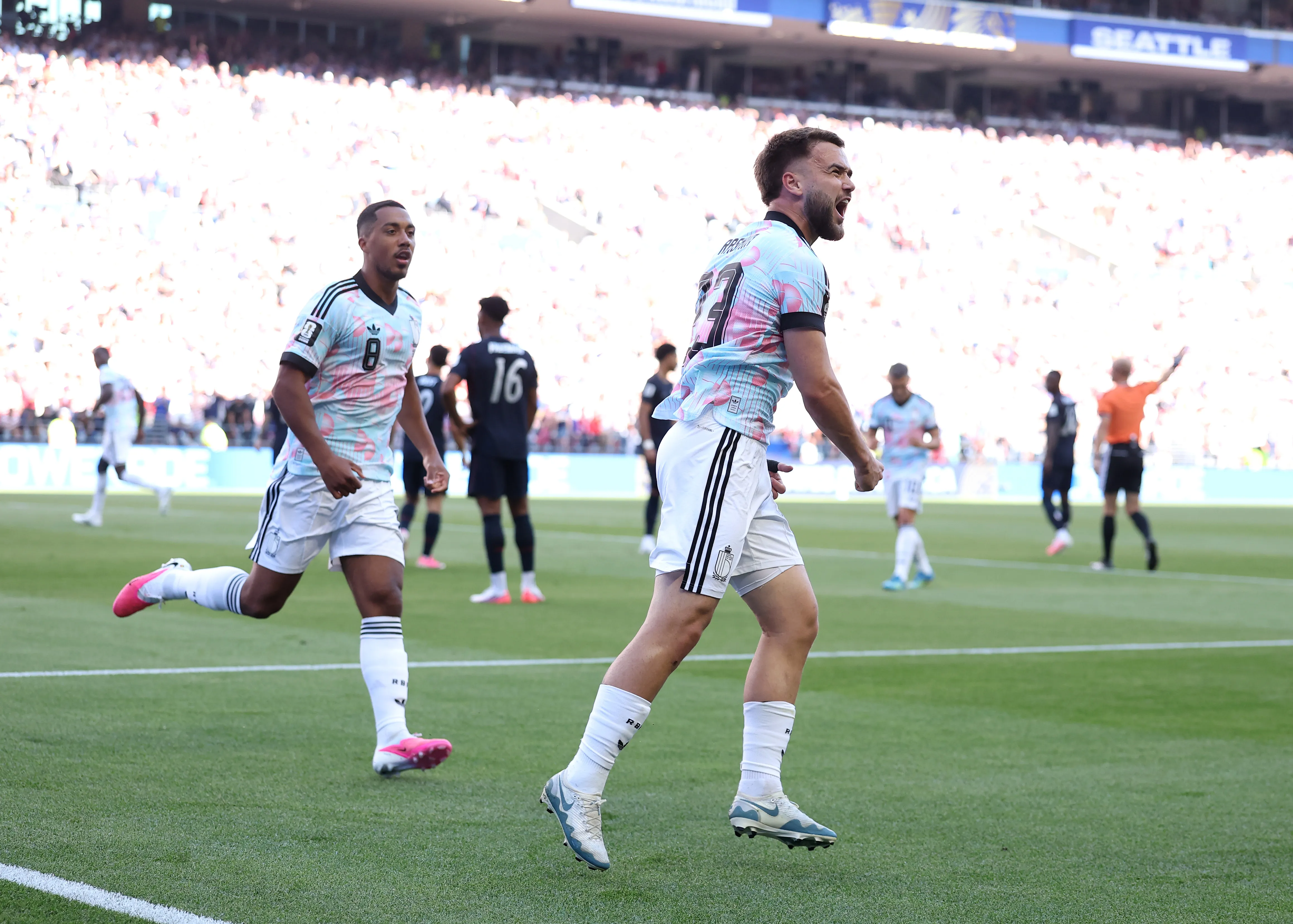 Nicolas Raskin estuvo más despierto que todos dentro del área y le sirvió el 1-0 a De Ketelaere. (Carl Recine/Getty Images).