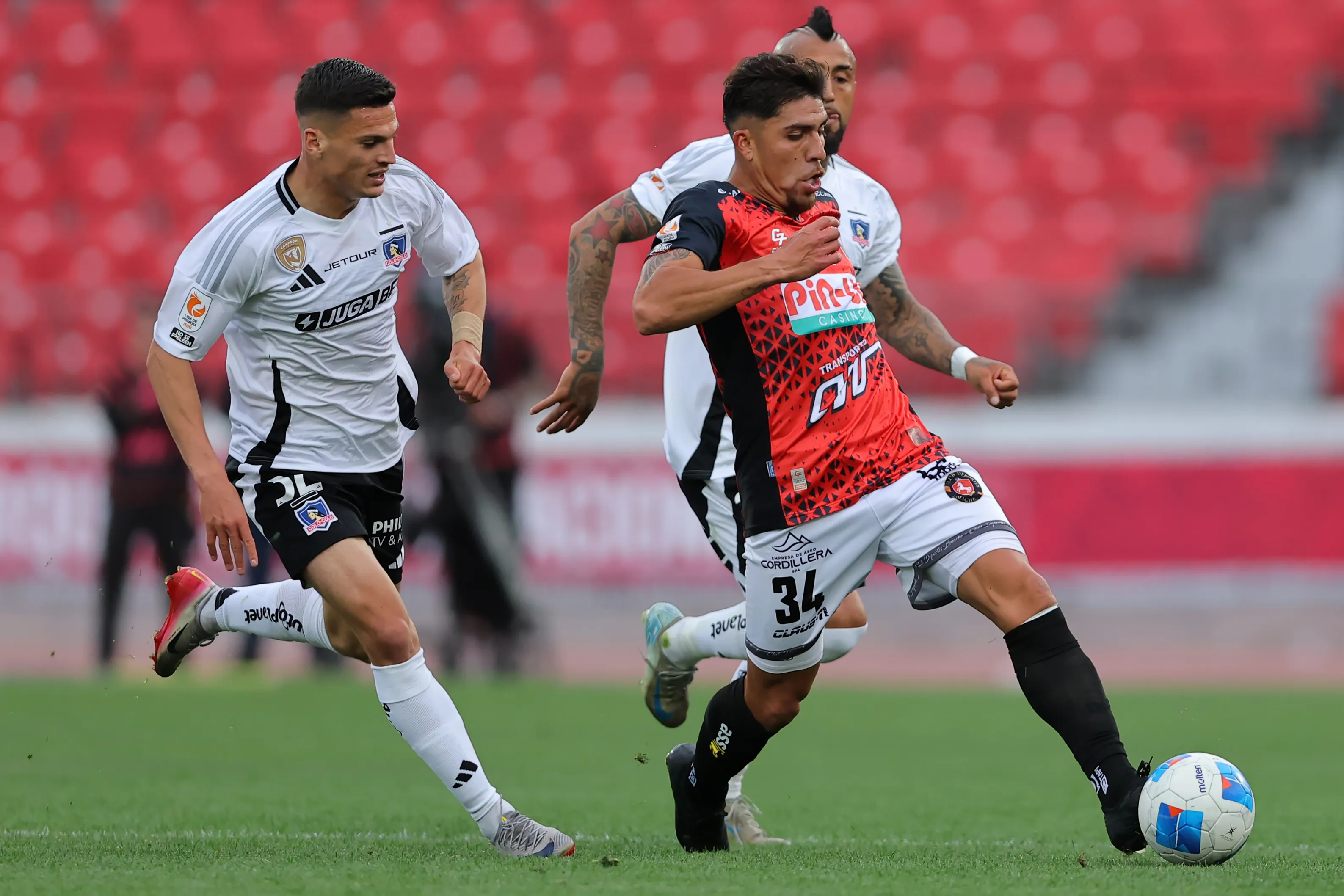 César Pinares en acción frente a Colo Colo en 2025. (Javier Torres/Photosport).