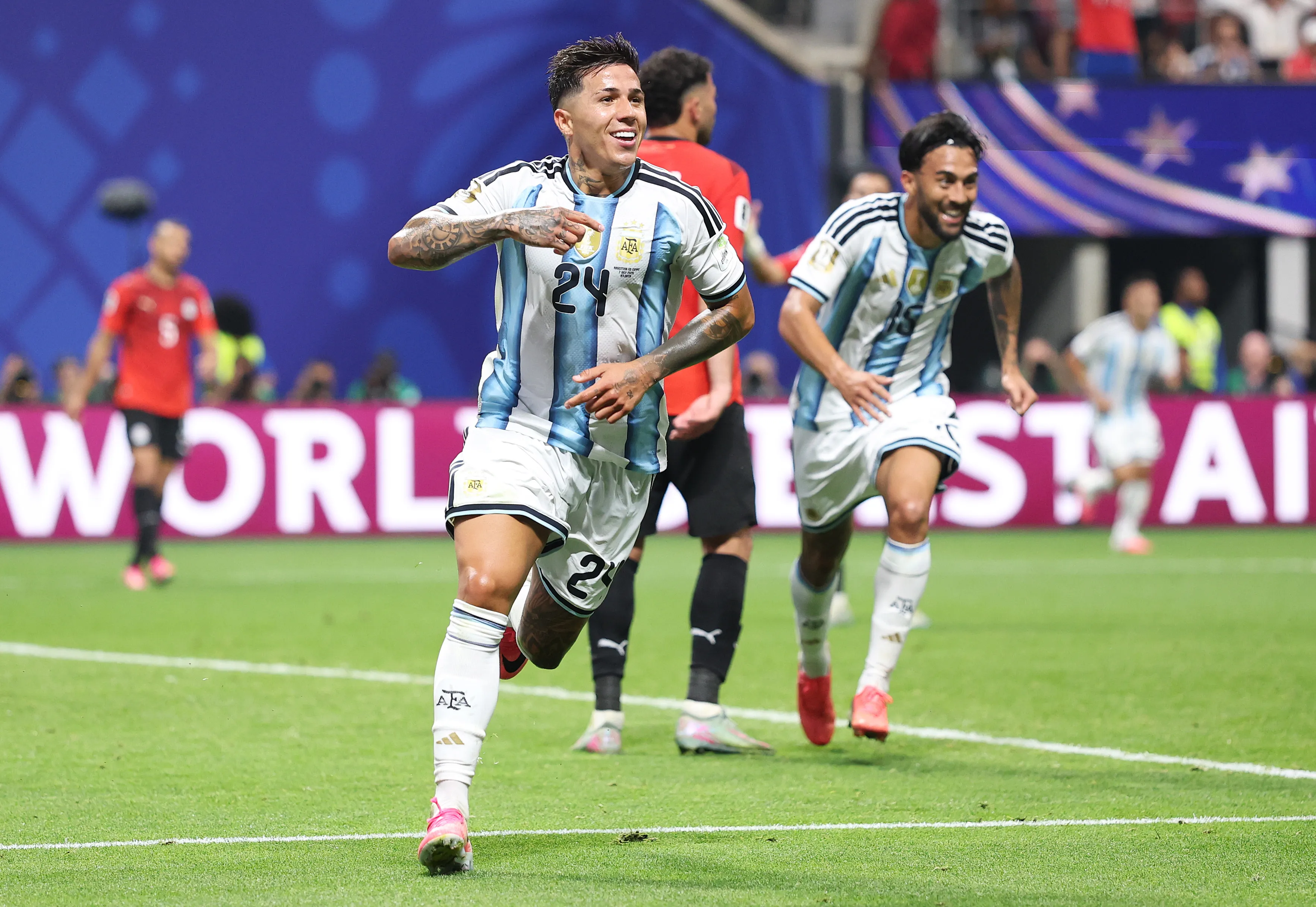 Enzo Fernández celebra el gol de Argentina ante Egipto