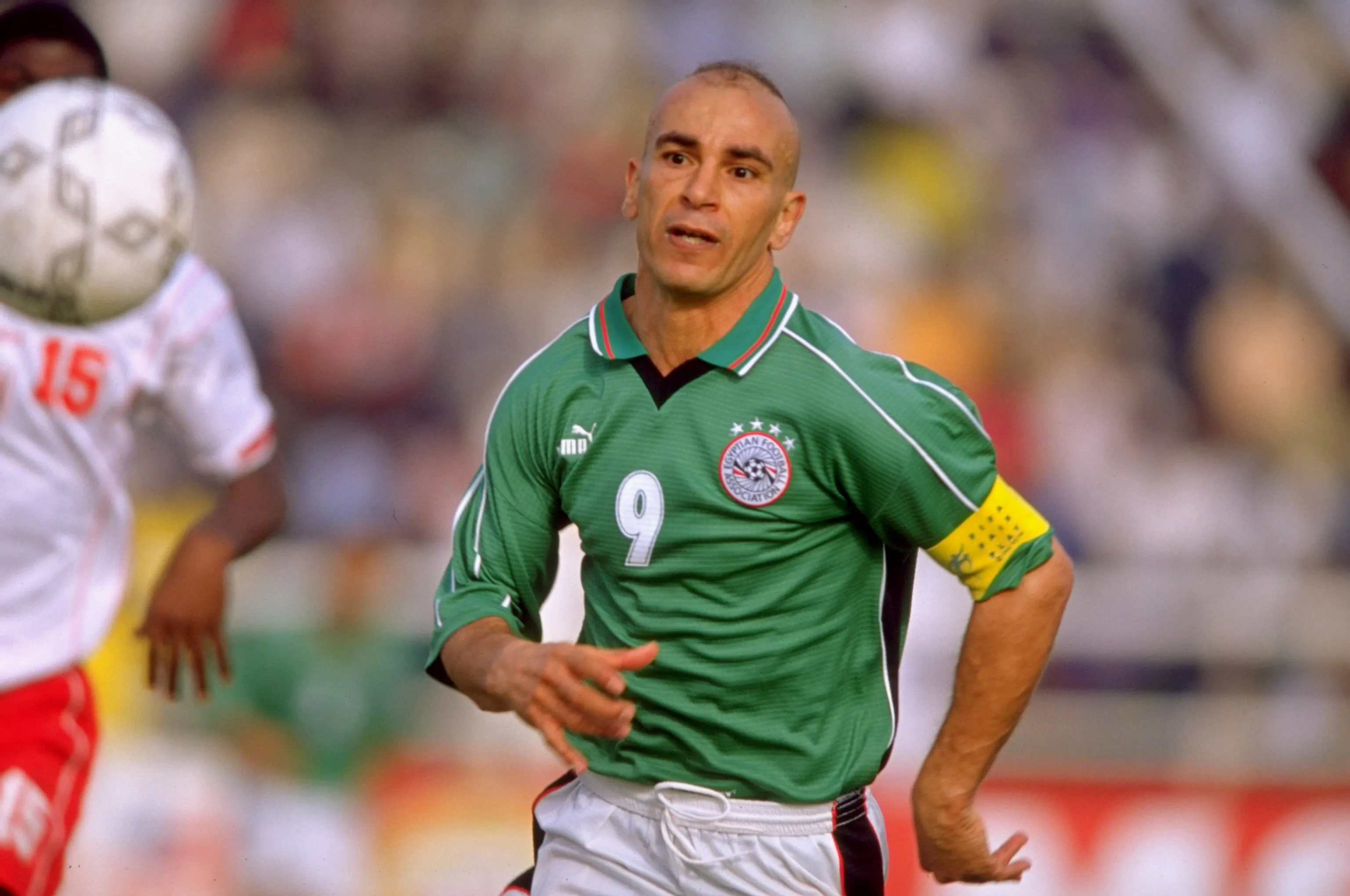 Hossam Hassan en acción por Egipto en la Copa Africana de Naciones del 2000. (Ben Radford /Allsport).