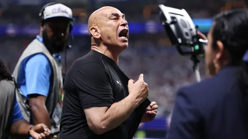 Hossam Hassan, mítico delantero egipcio y DT de los Faraones, no pudo contener la rabia tras la eliminación.