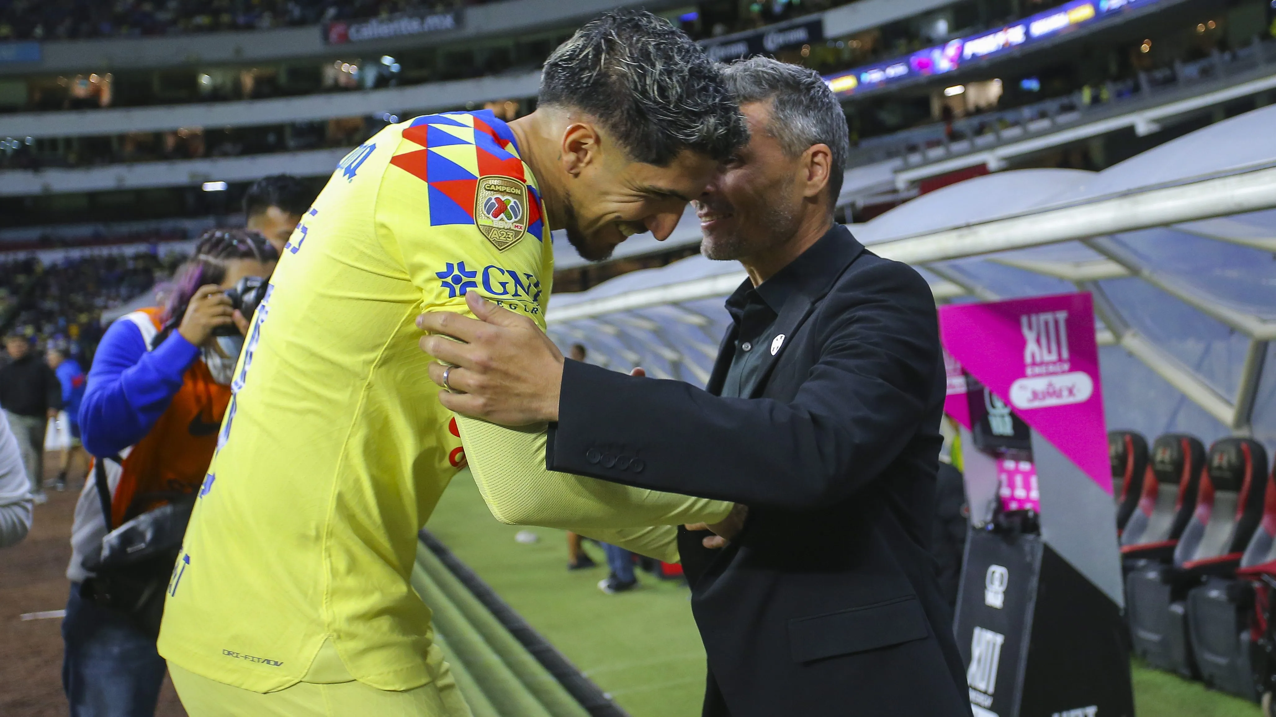 Fernando Ortiz dejó en claro que quiere a Diego Valdés en Colo Colo, tal como pasó en México. Foto: Getty Images.