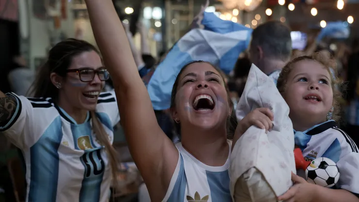 Hinchas argentinos celebran el triunfo ante Egipto.