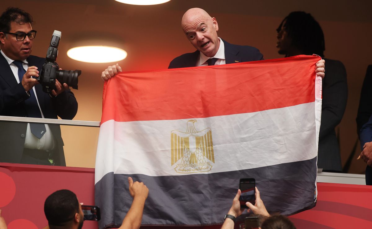 Intenta apagar la polémica: Gianni Infantino posa con bandera de Egipto en el Mundial 2026