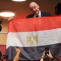 Infantino posa con bandera de Egipto para apagar polémica del Mundial