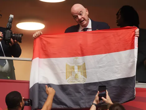 Infantino posa con bandera de Egipto para apagar polémica del Mundial