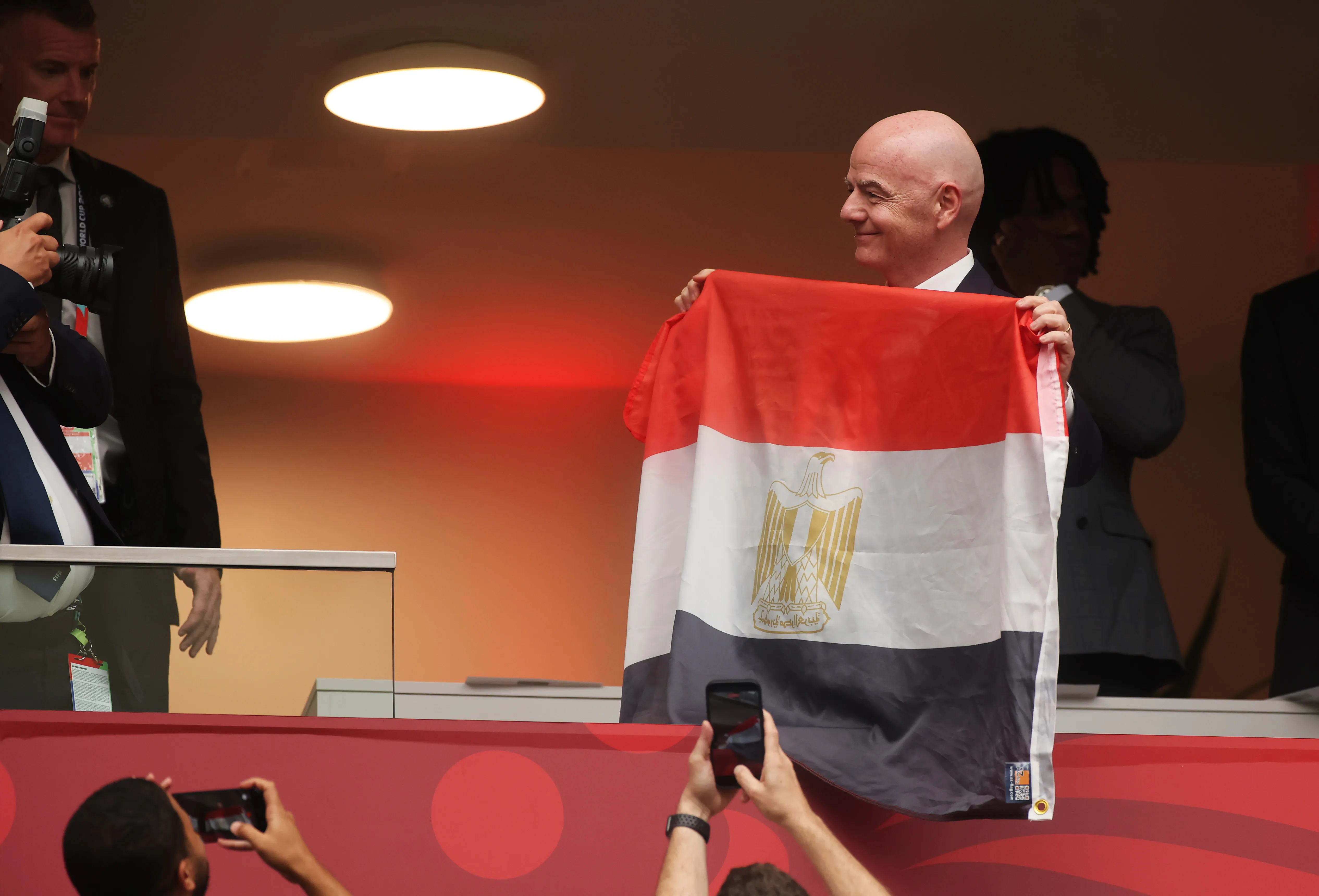 Infantino posando con la bandera de Egipto. Imagen: Getty