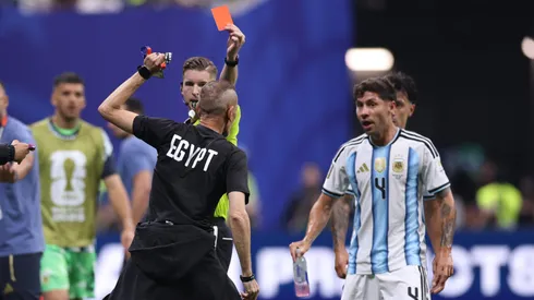 Argentina eliminó a Egipto del Mundial en un partido lleno de polémica.