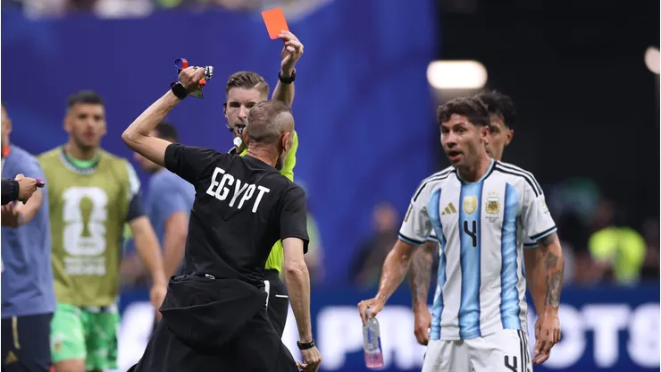 Argentina eliminó a Egipto del Mundial en un partido lleno de polémica.