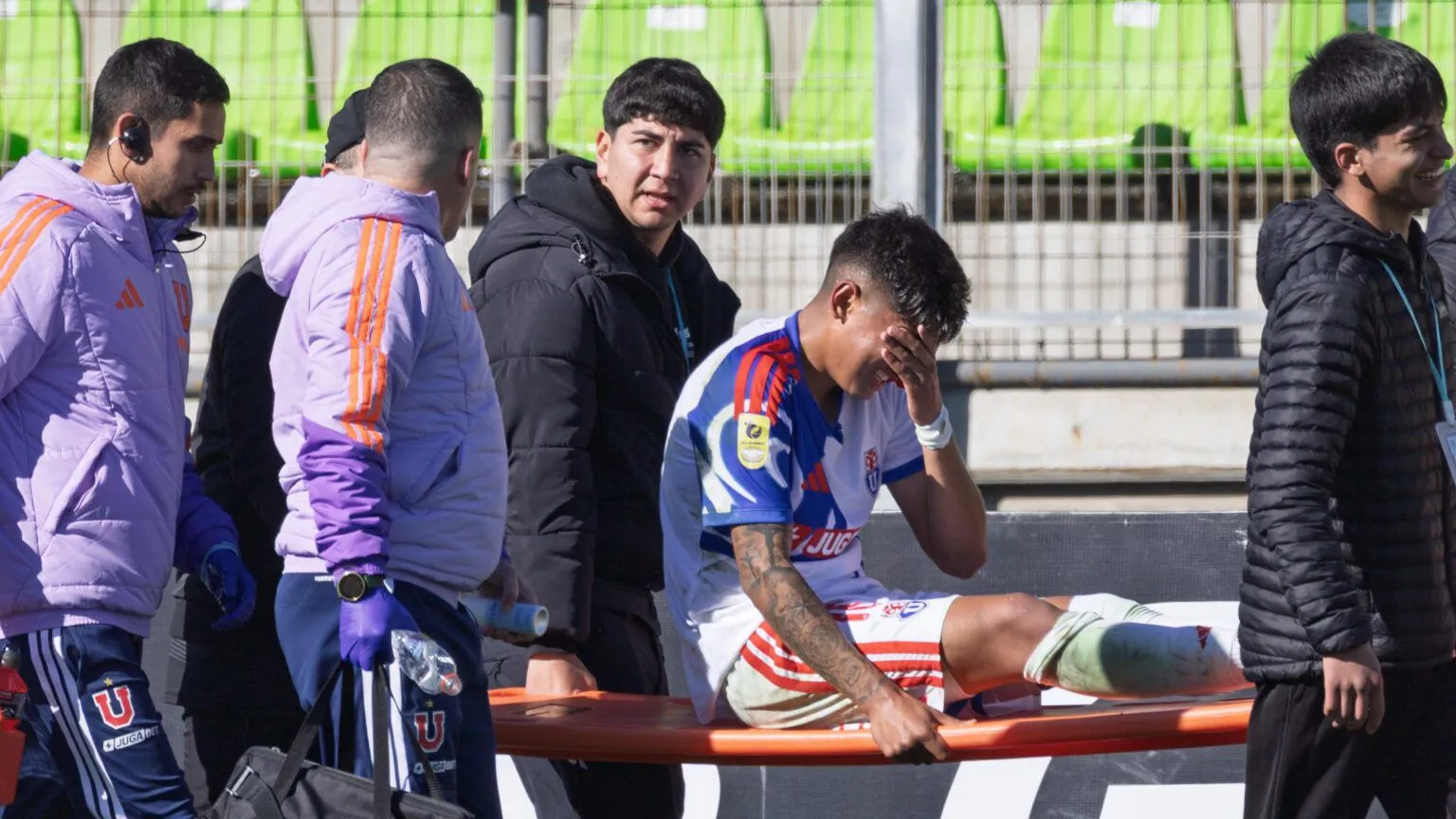 Elías Rojas se retiró con mucho dolor ante Santiago Wanderers. Foto: Juanjo Hidalgo / Emisora Bullanguera.