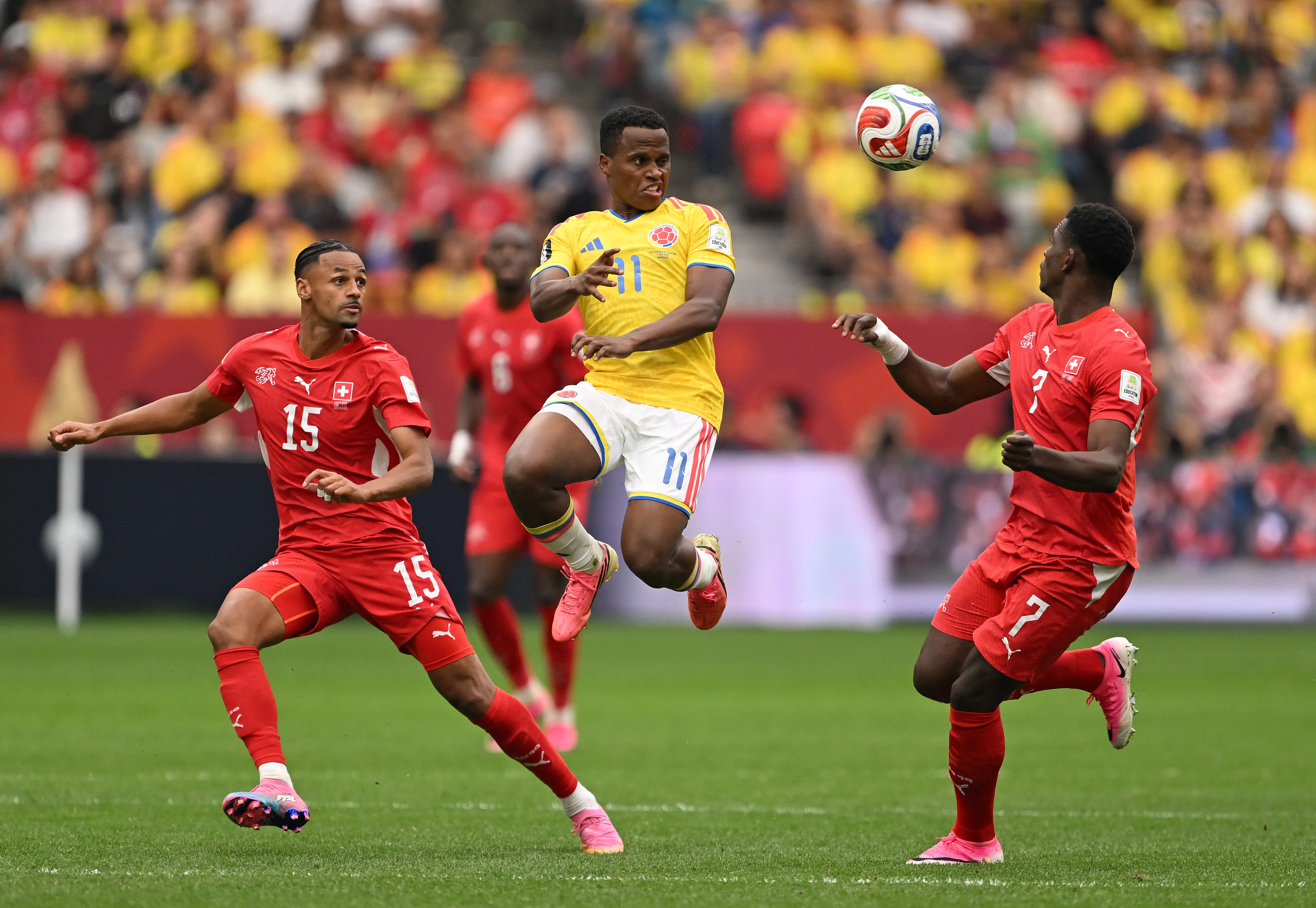Jhon Arias en la lucha ante Suiza. (David Ramos/Getty Images).