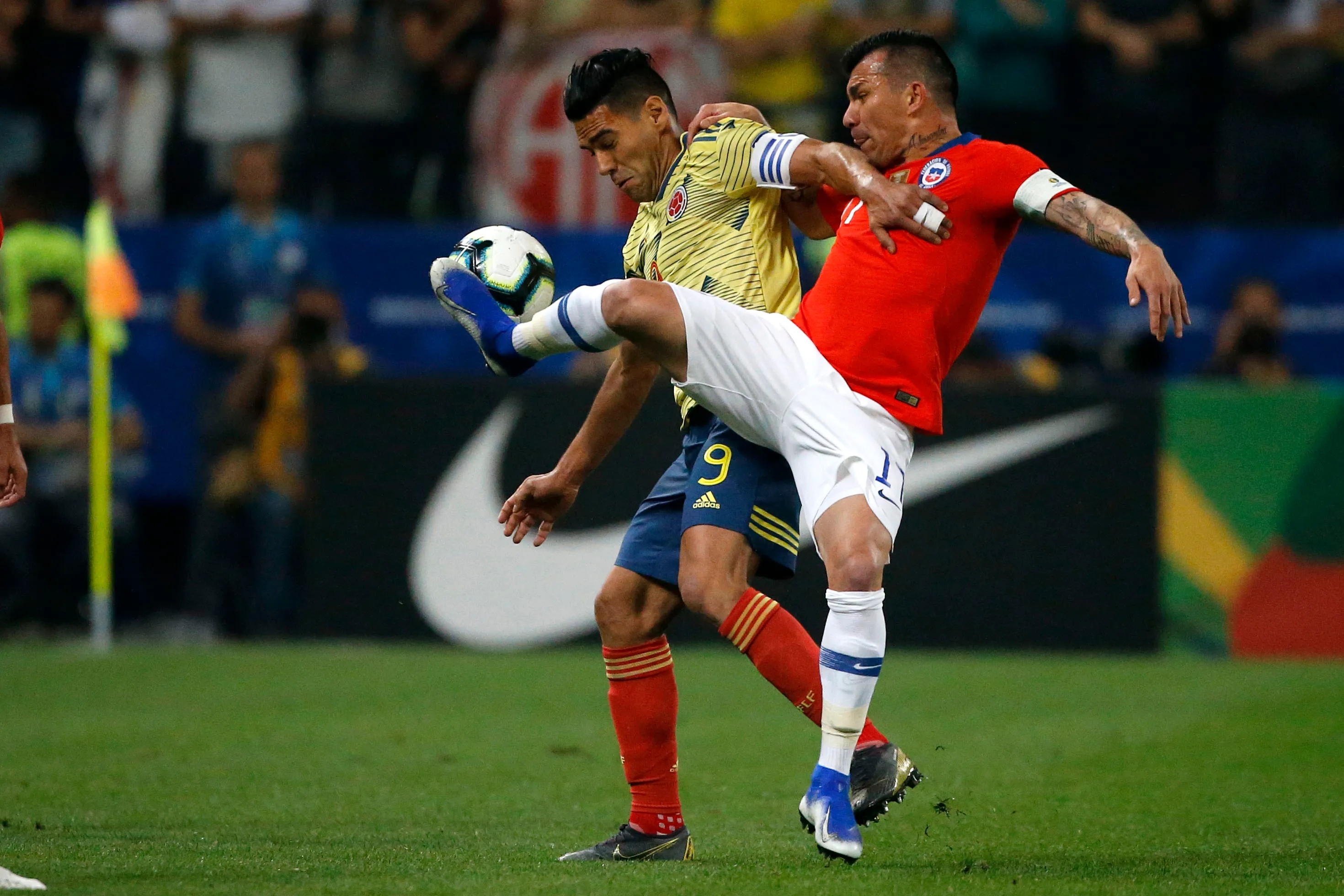 Radamel Falcao García lucha ante Gary Medel en la Copa América 2019. (Andrés Piña/Photosport).