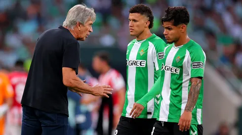 Manuel Pellegrini junto a dos colombianos del Betis: Nelson Deossa y Juan Camilo 'Cucho' Hernández, quien falló su penal ante Suiza.