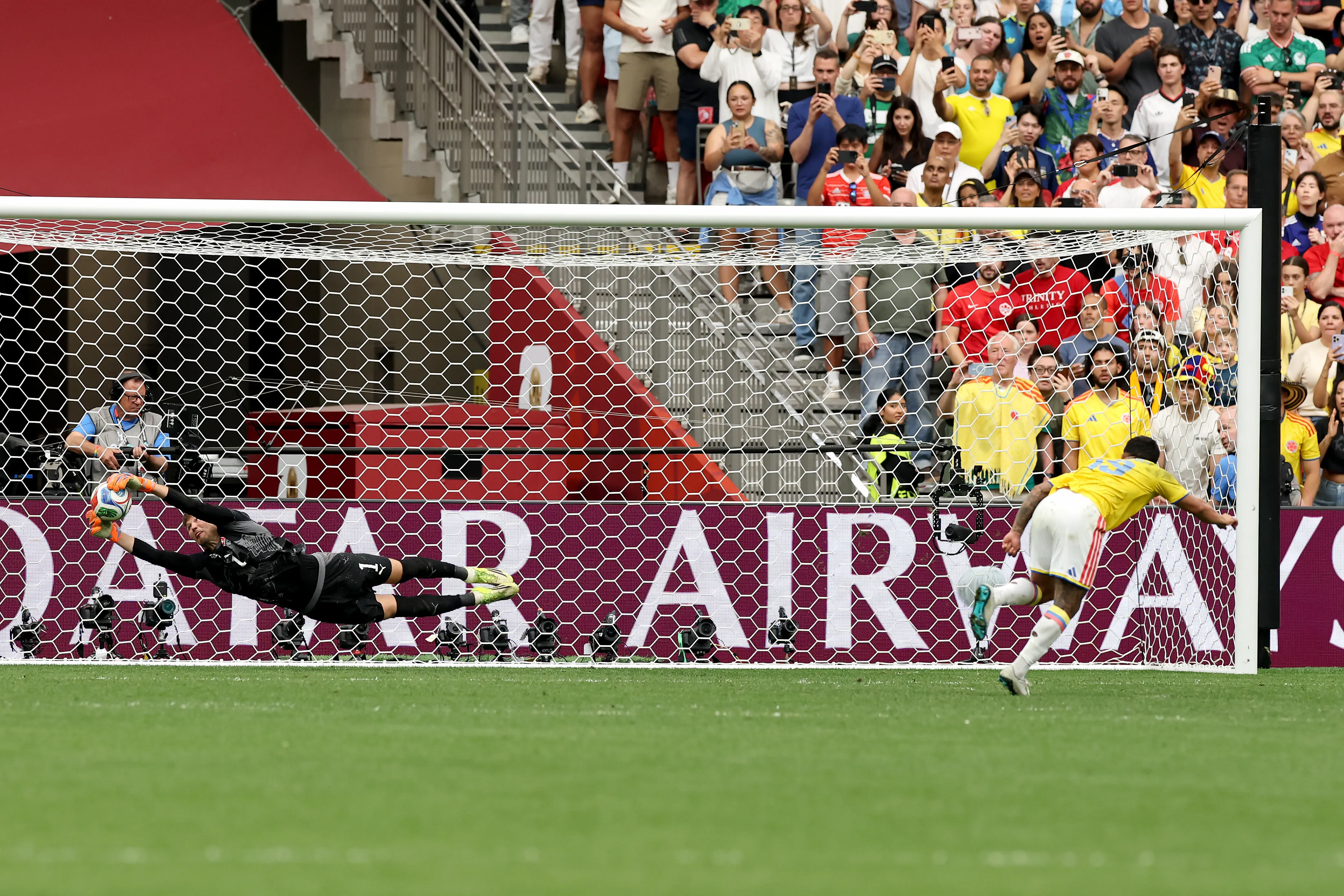 La gran tapada de Gregor Kobel al penal de Juan Camilo Hernández. (Alex Grimm/Getty Images).