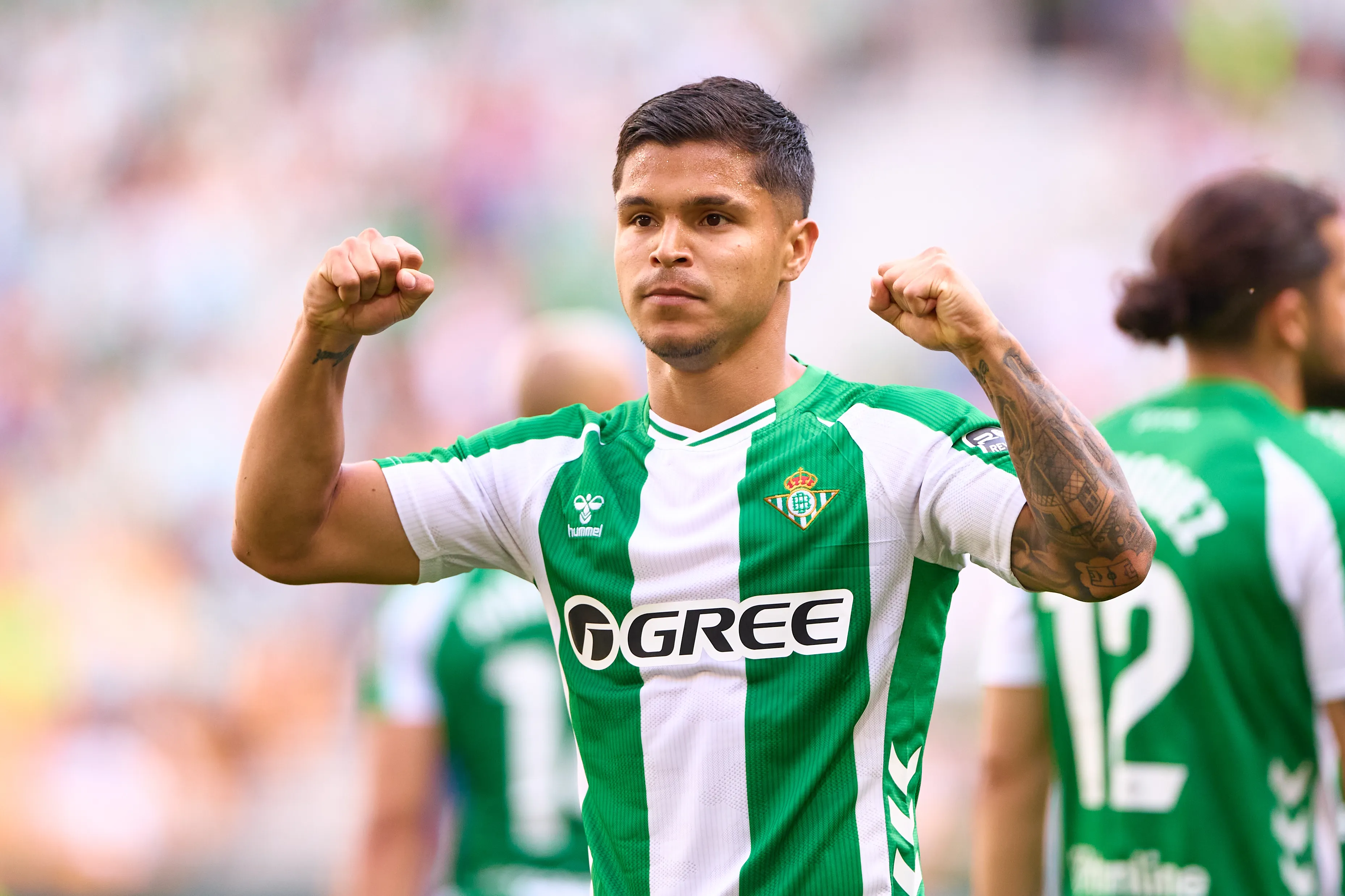 Juan Camilo Hernández celebra uno de los 20 goles que ha marcado en los béticos, donde llegó en febrero de 2025. (Fran Santiago/Getty Images)