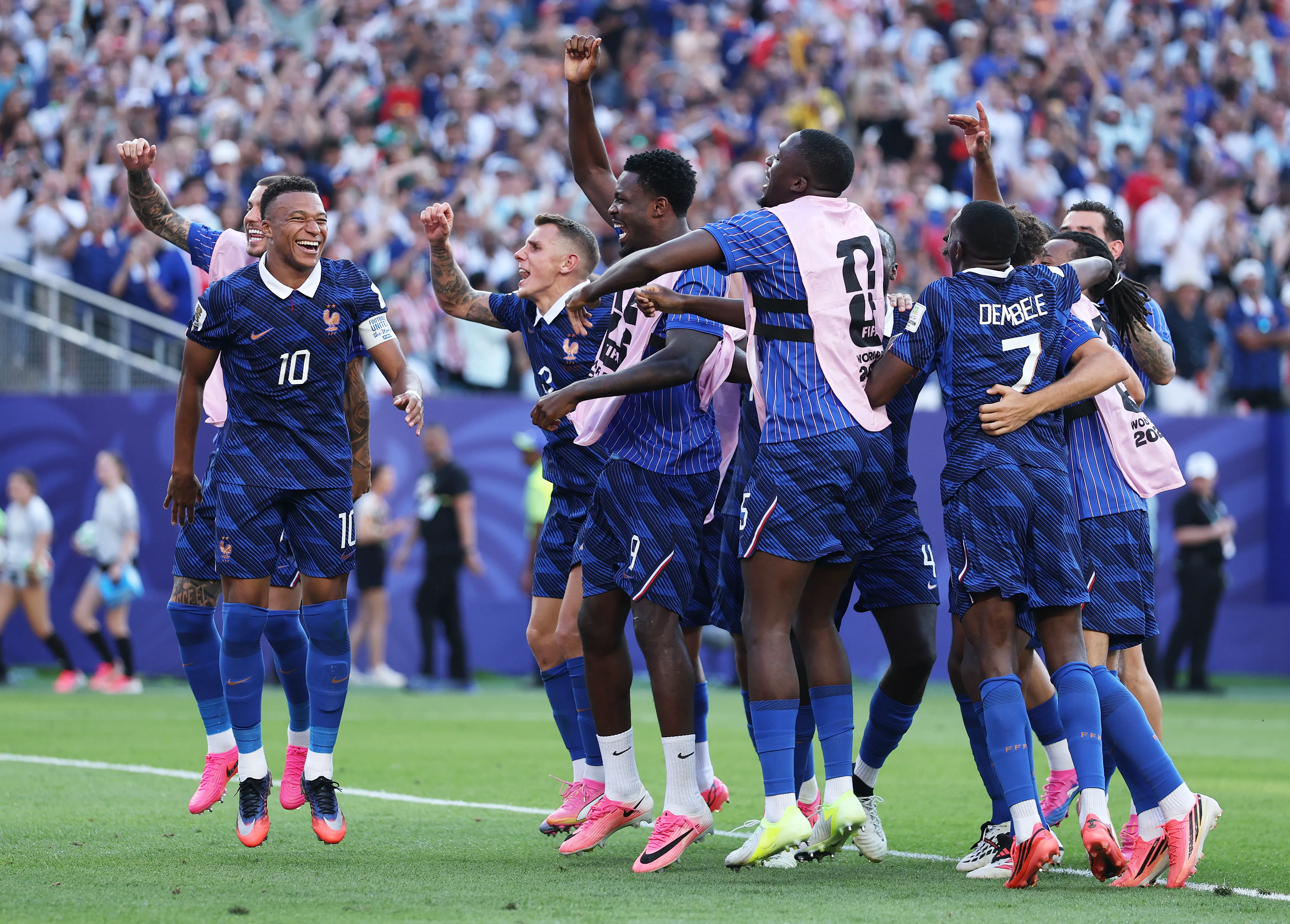 PHILADELPHIA, PENNSYLVANIA – JULY 04: Kylian Mbappe #10 of France and teammates celebrate after the 1-0 victory during the FIFA World Cup 2026 Round of 16 match between Paraguay and France at Philadelphia Stadium on July 04, 2026 in Philadelphia, Pennsylvania. (Photo by Buda Mendes/Getty Images)