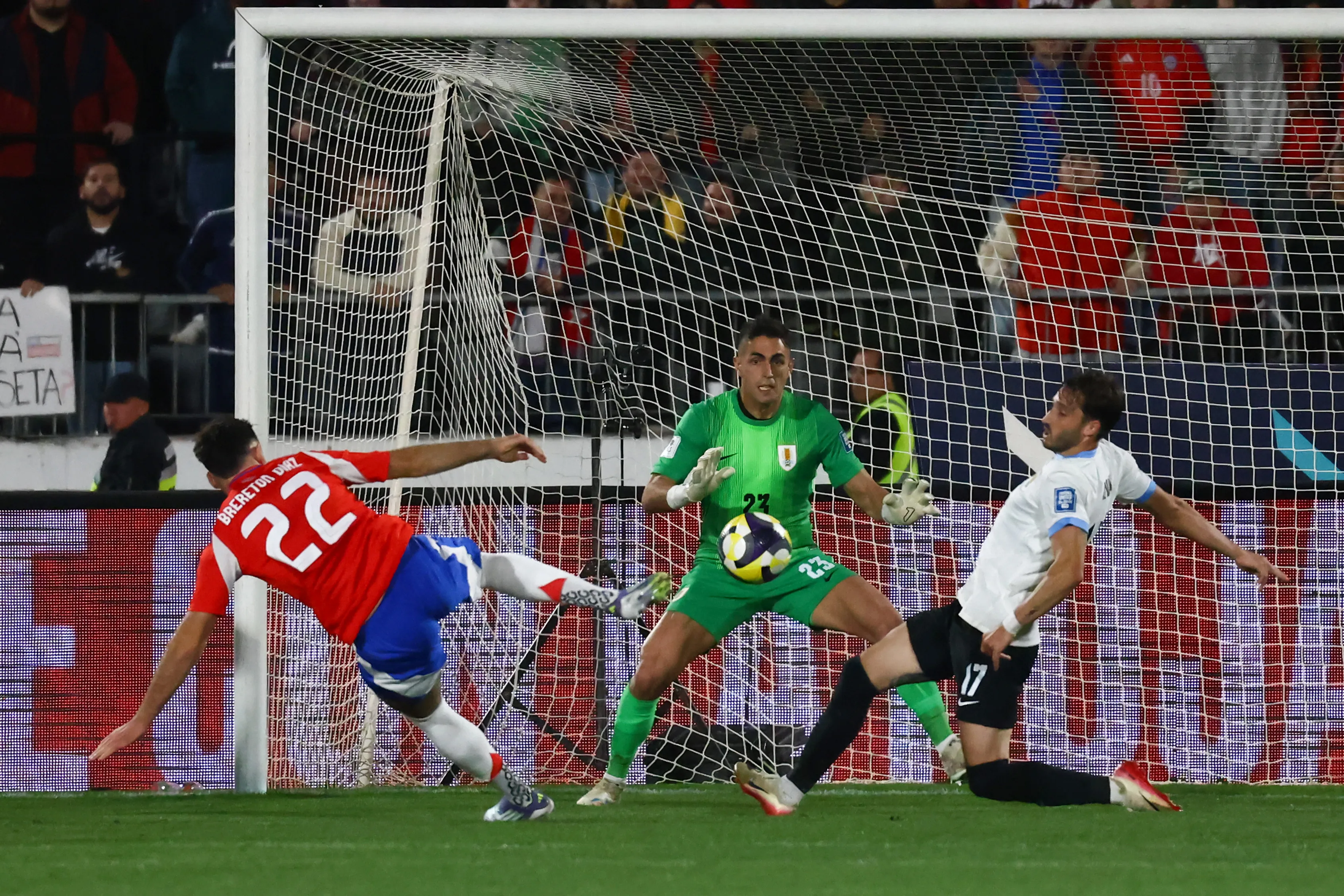 Santiago Mele enfrentó a Chile en las Eliminatorias 2026 en el Estadio Nacional. (Marcelo Hernandez/Getty Images).