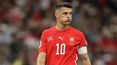 Granit Xhaka casi complicó el partido ante Colombia, pero después anotó su penal.