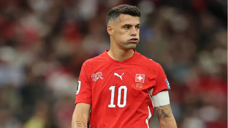 Granit Xhaka casi complicó el partido ante Colombia, pero después anotó su penal.