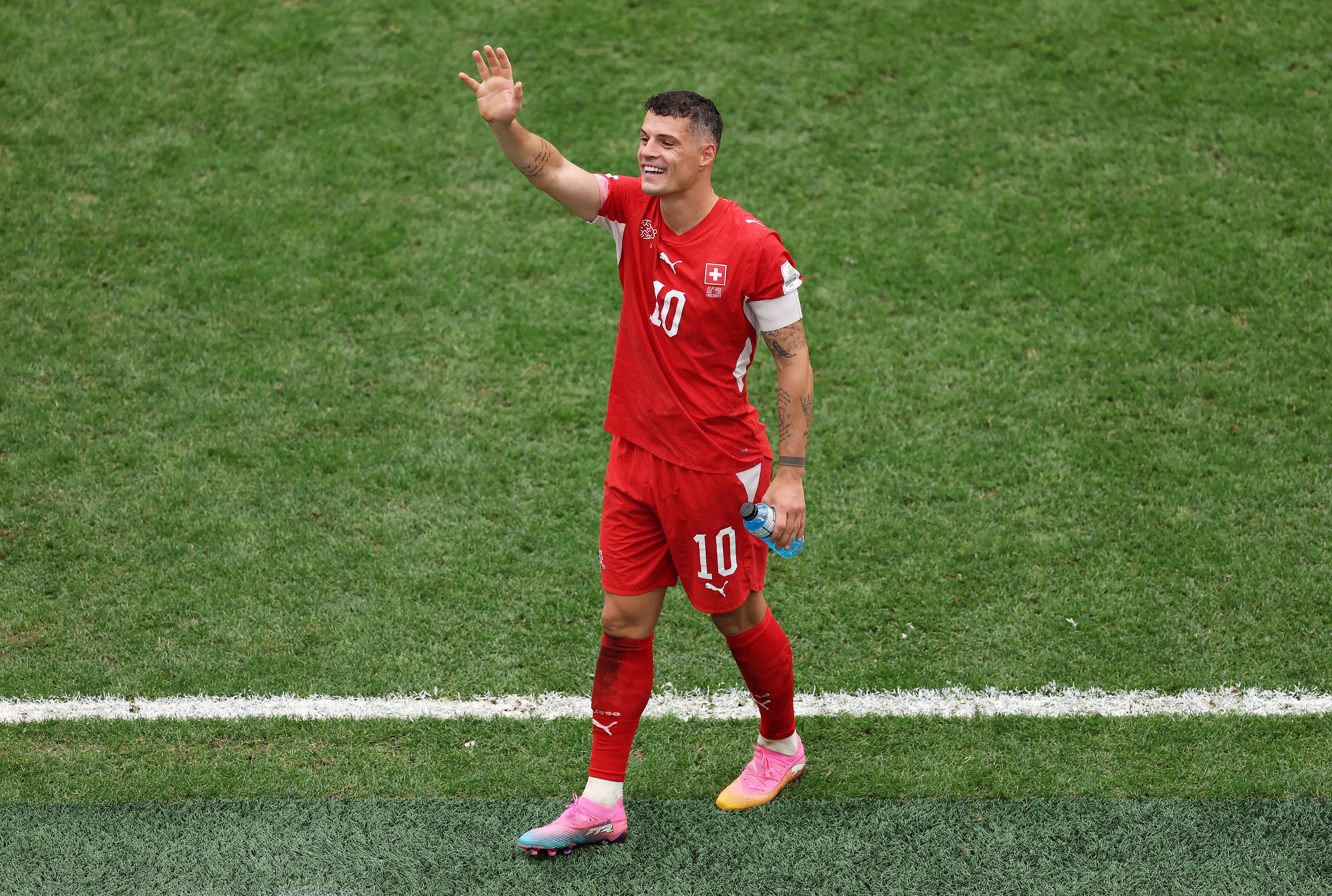 Granit Xhaka celebró junto a sus compañeros tras eliminar a Colombia. (Luke Hales/Getty Images).
