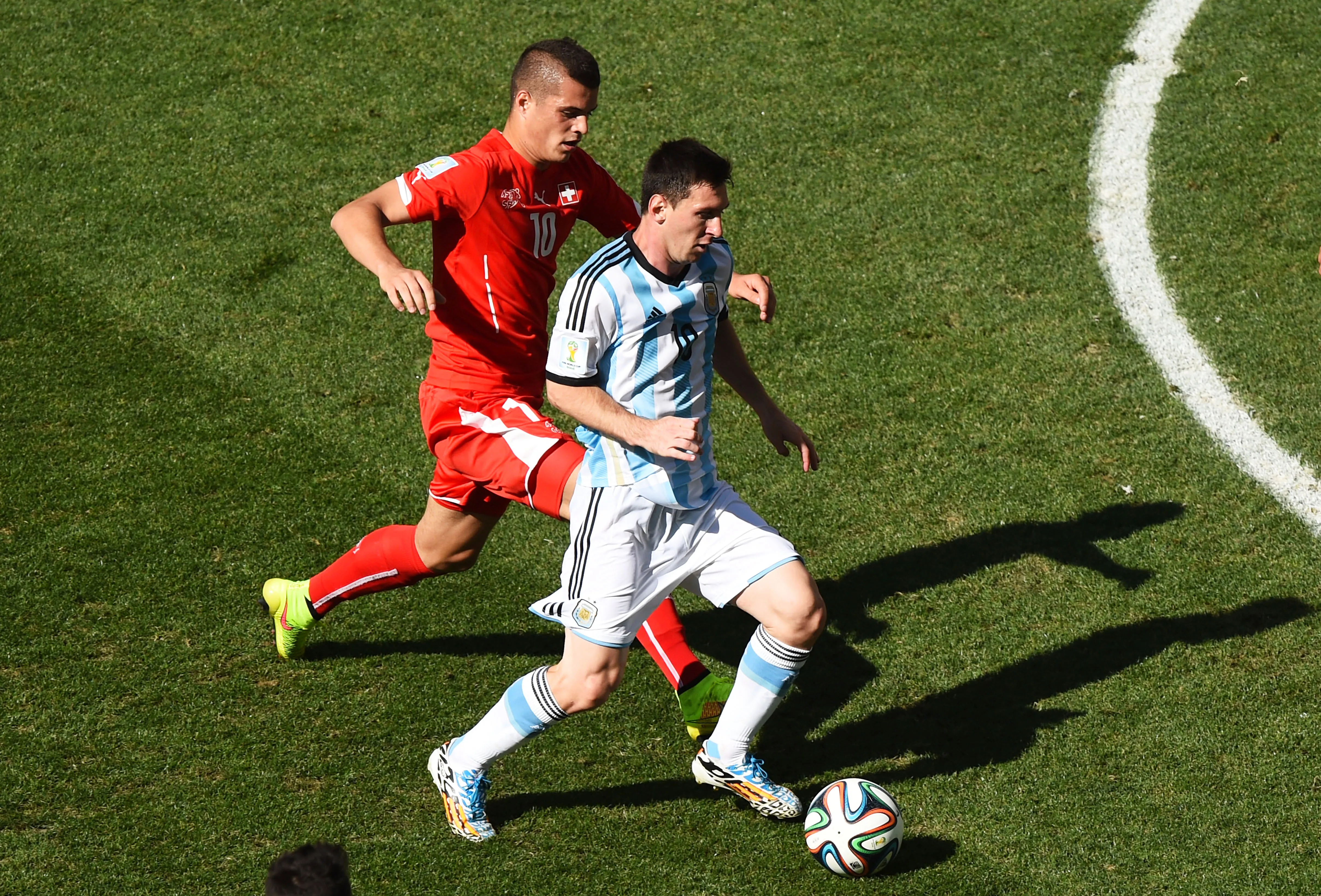 Granit Xhaka marca a Lio Messi en Brasil 2014. (Matthias Hangst/Getty Images).