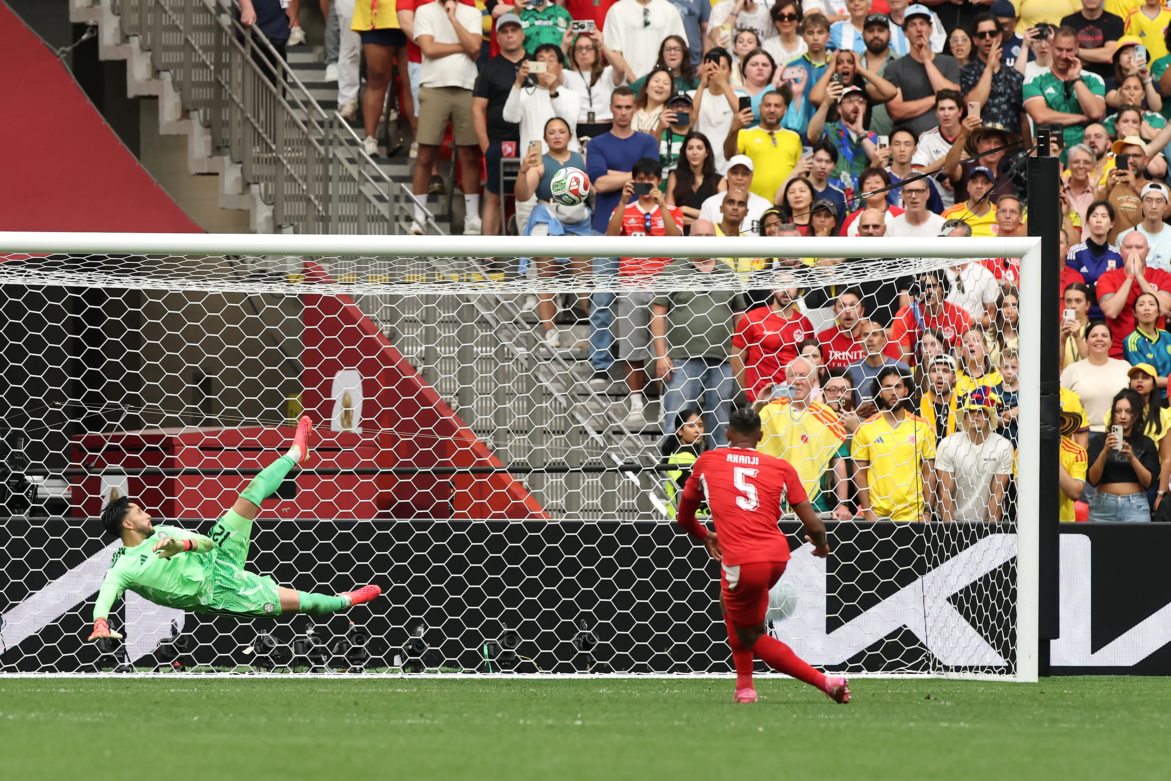 Manuel Akanji no pudo acertar al arco custodiado por Camilo Vargas y reconoció que nunca más pateará en una tanda. (Alex Grimm/Getty Images).