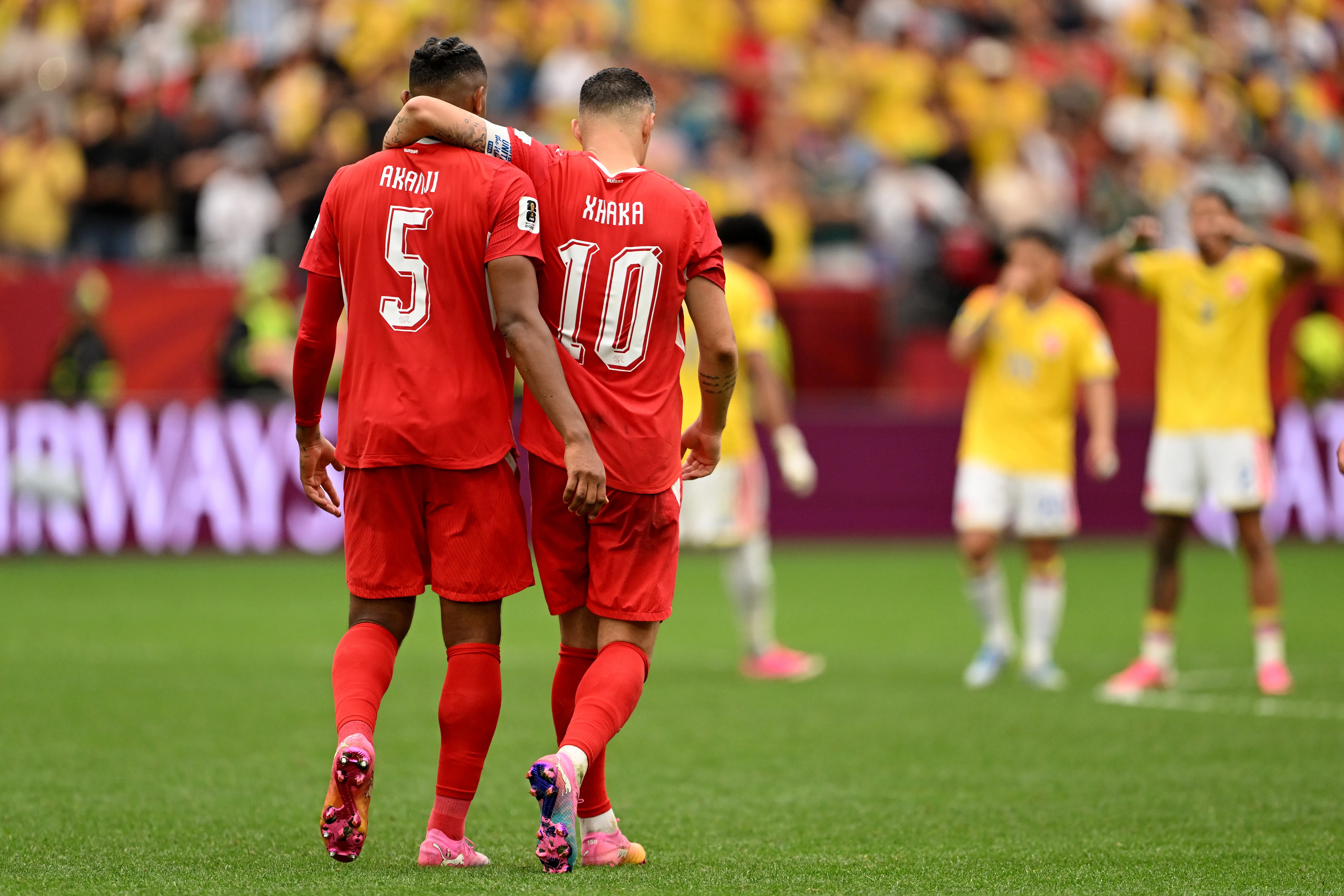 GRanit Xhaka, capitán de Suiza, intentó consolar a Akanji tras su fallo. (David Ramos/Getty Images).