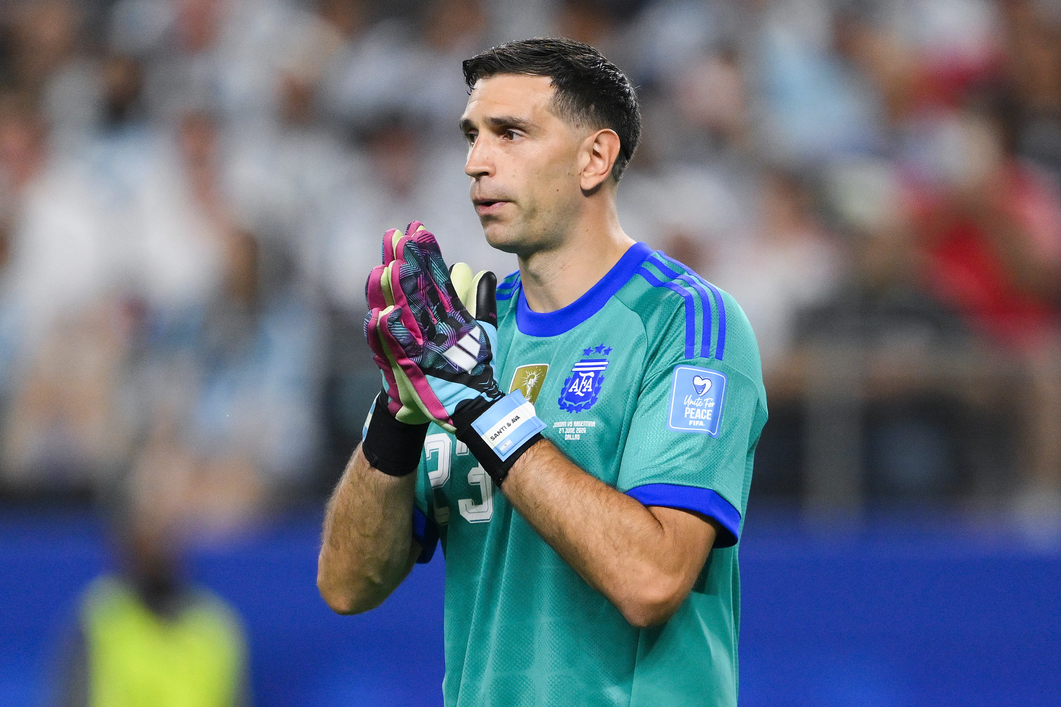 Emiliano Martínez en acción durante el duelo frente a Jordania en la fase grupal. (David Ramos/Getty Images).