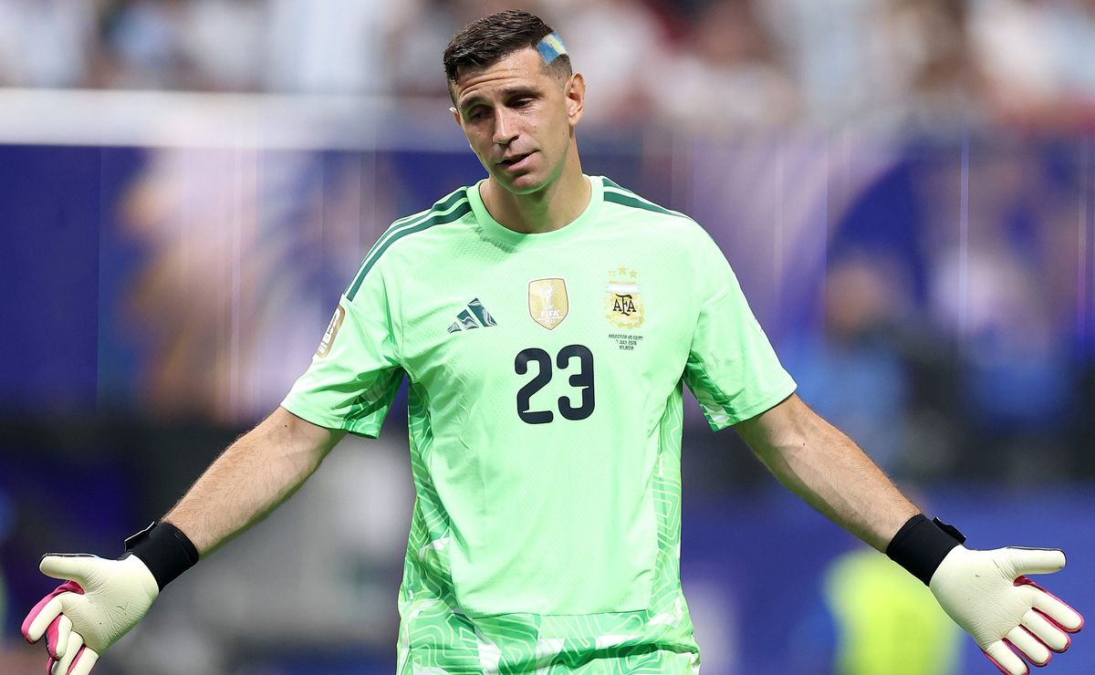 Mientras Dibu Martínez admitió su bajo nivel en el Mundial 2026, un gigante de Europa lo tiene como “objetivo principal”