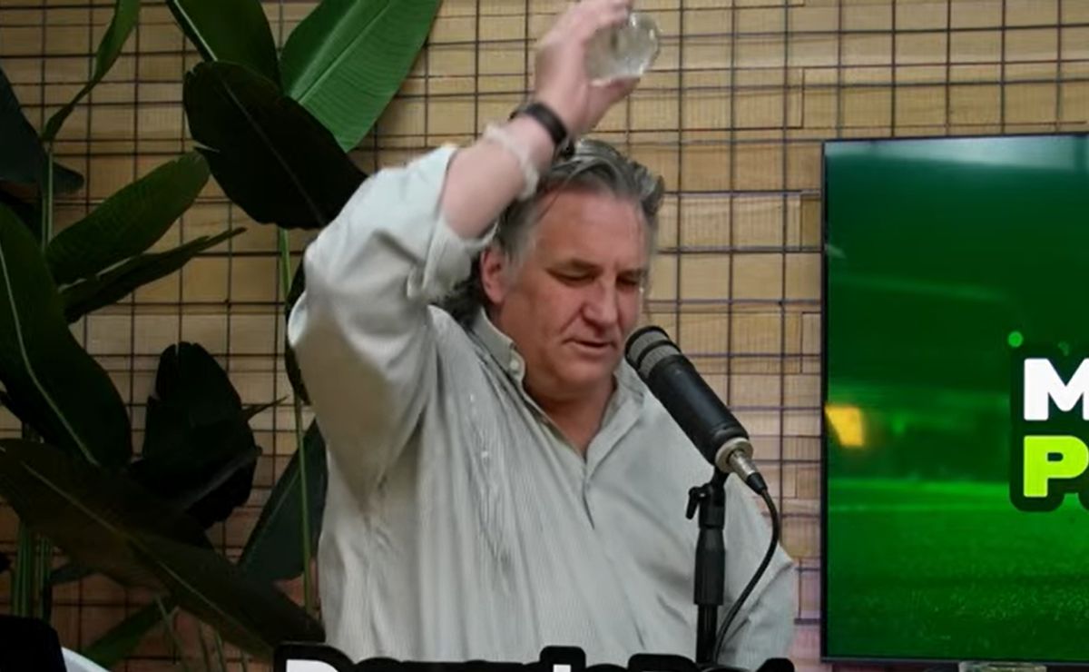 Mojado momentazo radial: Luka Tudor se tira un vaso con agua y termina el programa sin camisa