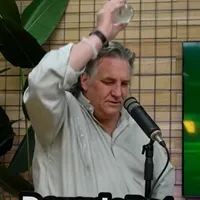 Se tiró un vaso con agua: Luka Tudor termina programa sin camisa