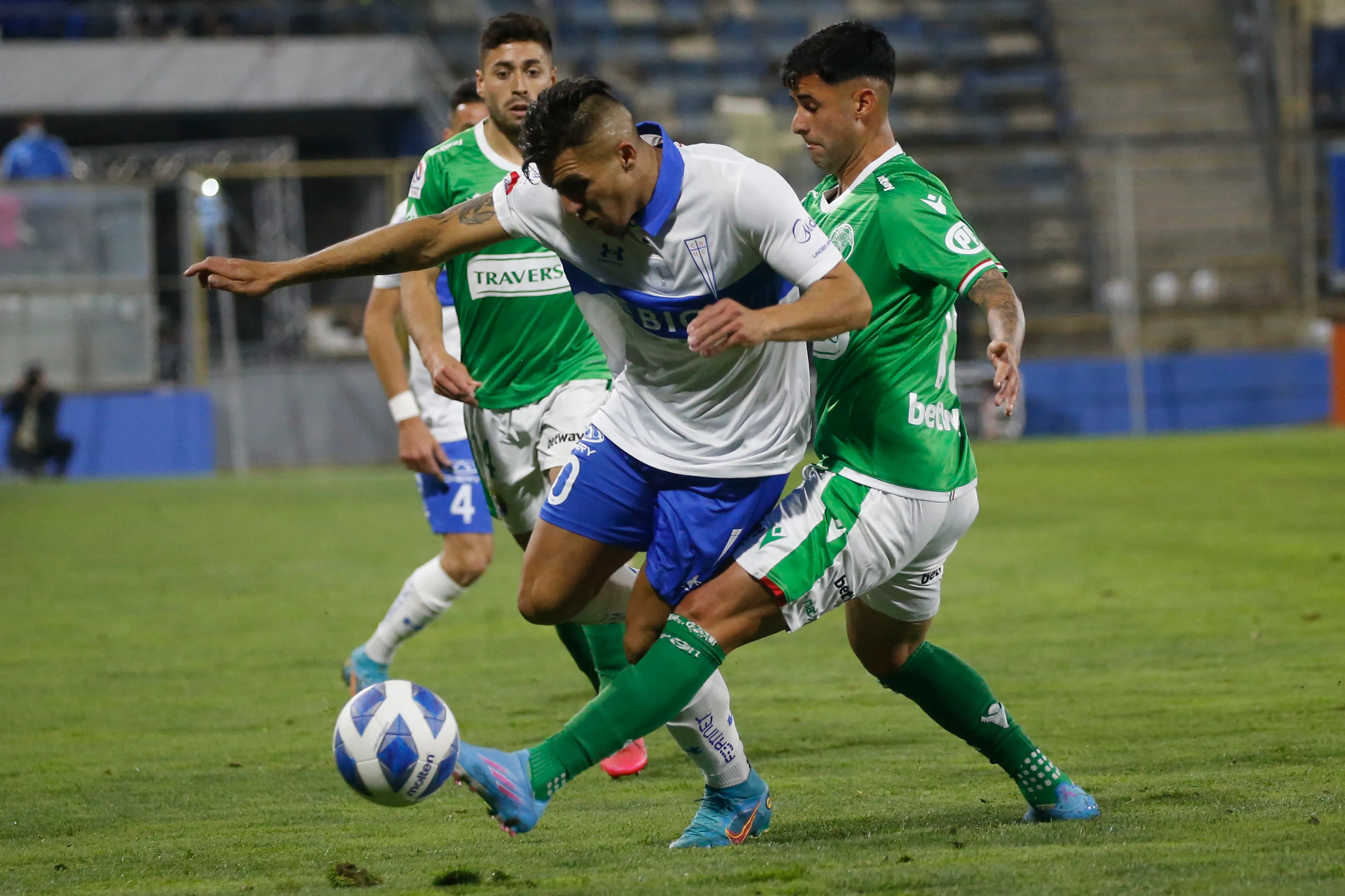 César Pinares en acción frente al Audax cuando militaba en Universidad Católica. (Marcelo Hernandez/Photosport).
