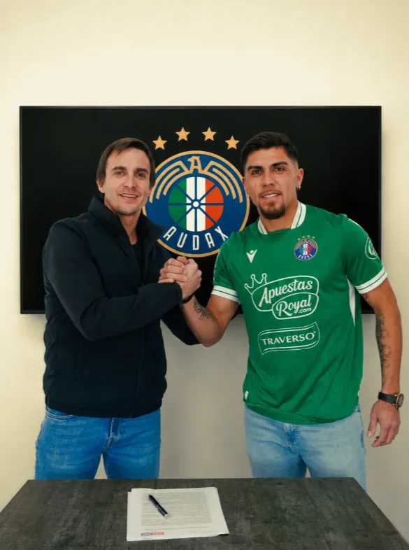 Otra imagen de la firma del contrato de César Pinares. (Foto: Audax Italiano).