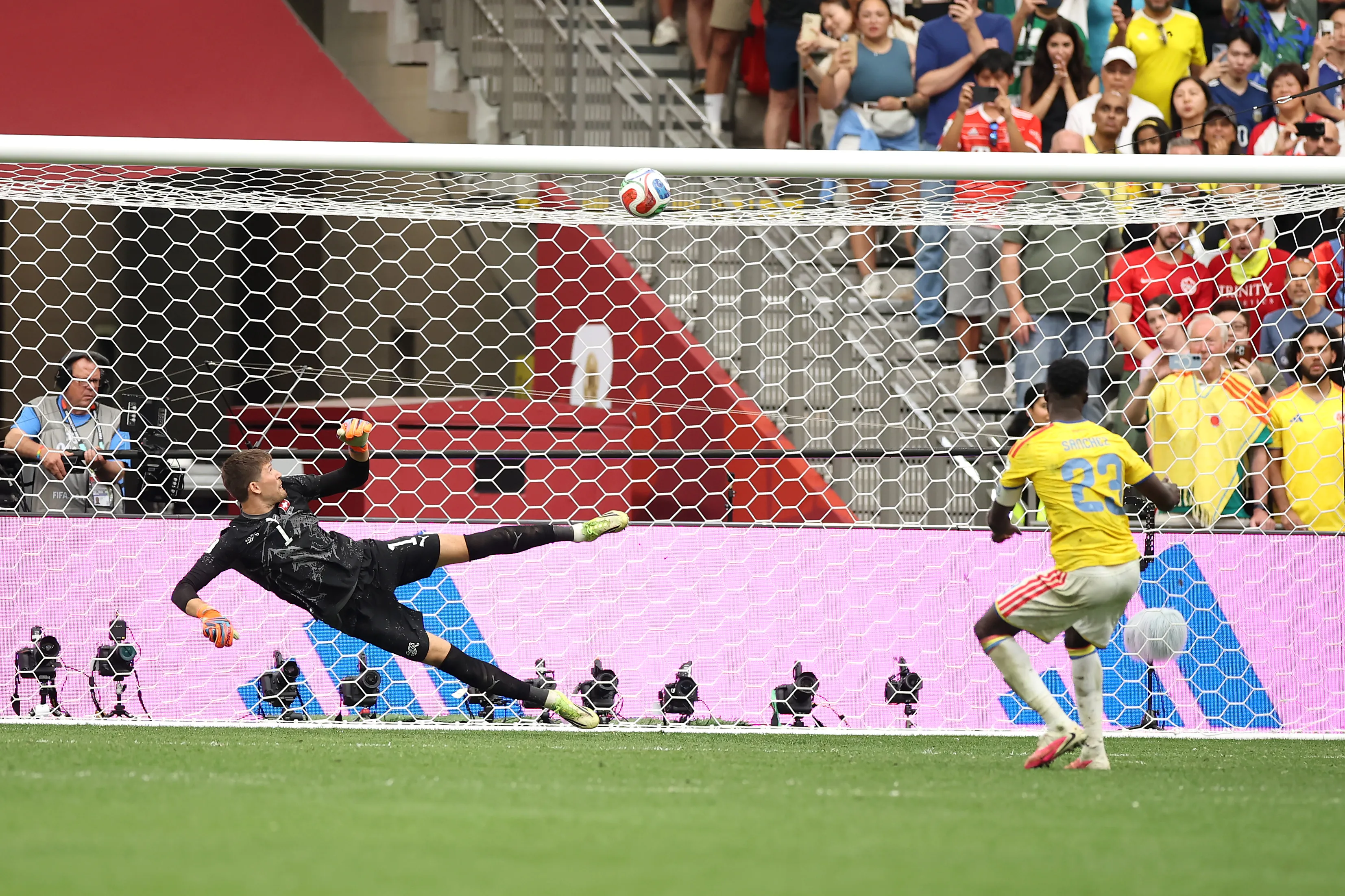 Davinson Sánchez erró su tiro en la serie frente a Suiza. (Alex Grimm/Getty Images).