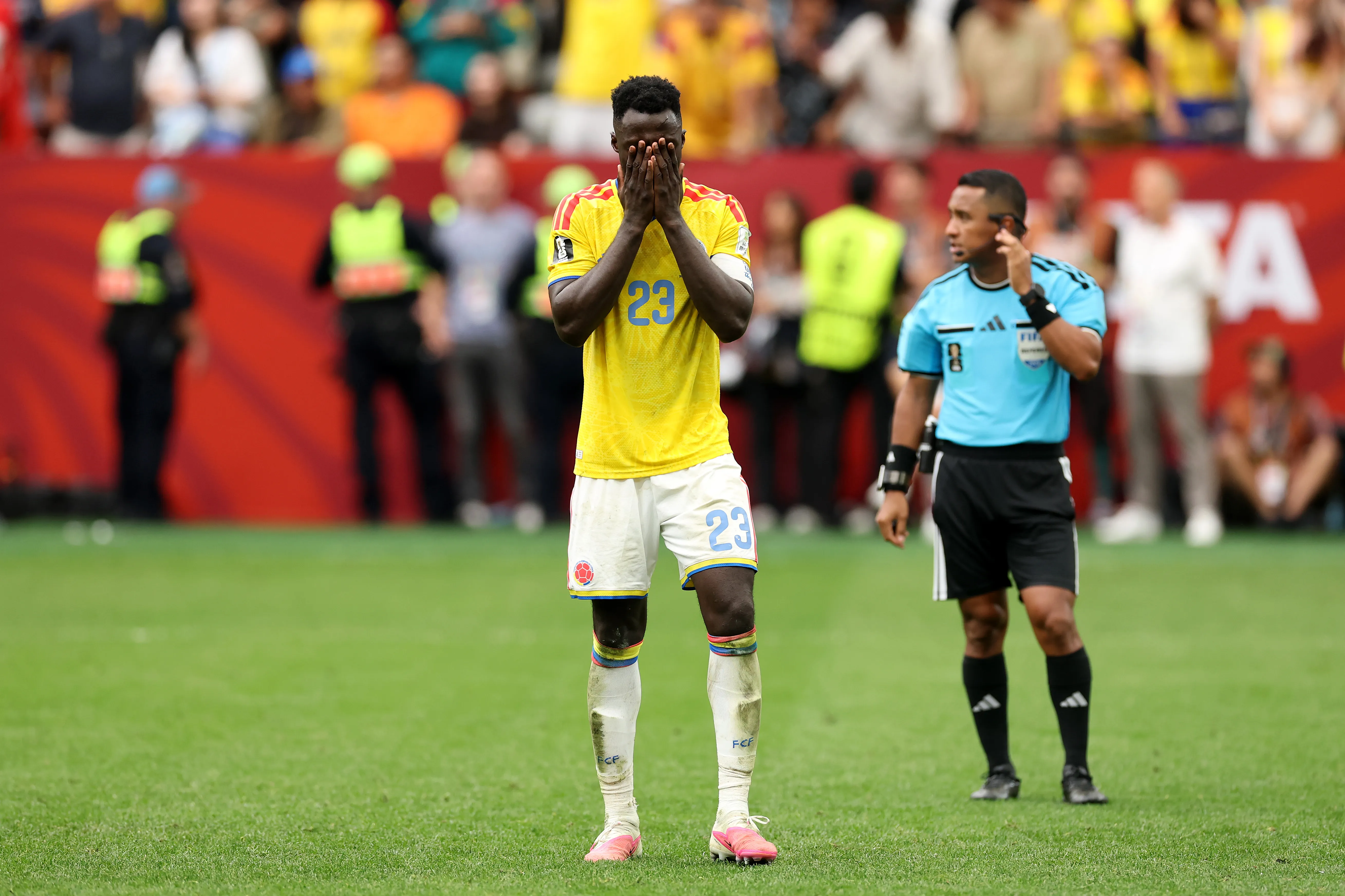 Davinson Sánchez tras el remate que falló ante Suiza. (Carl Recine/Getty Images).