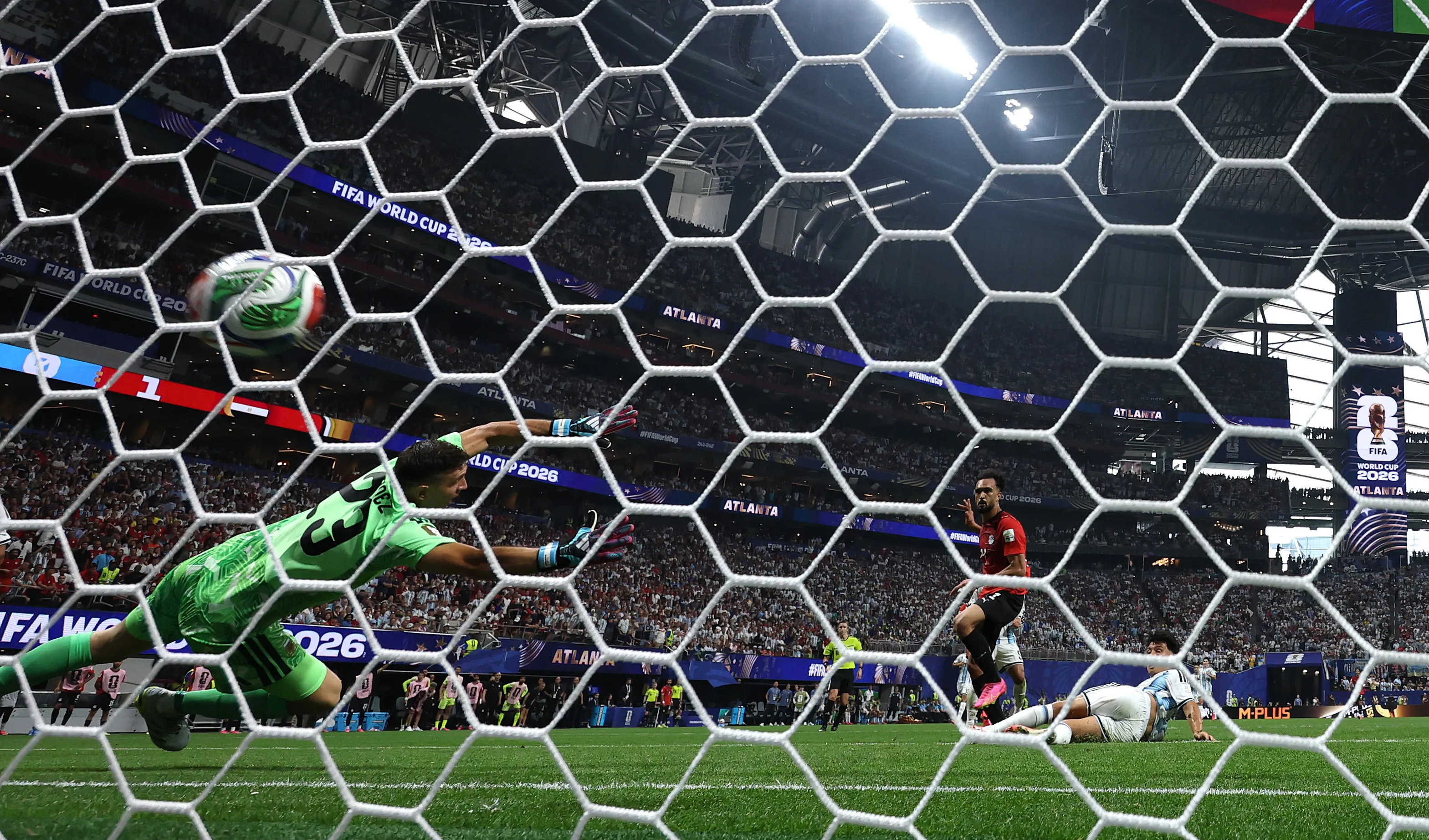 Dibu Martínez ha sufrido en el Mundial 2026. (Photo by Buda Mendes/Getty Images)