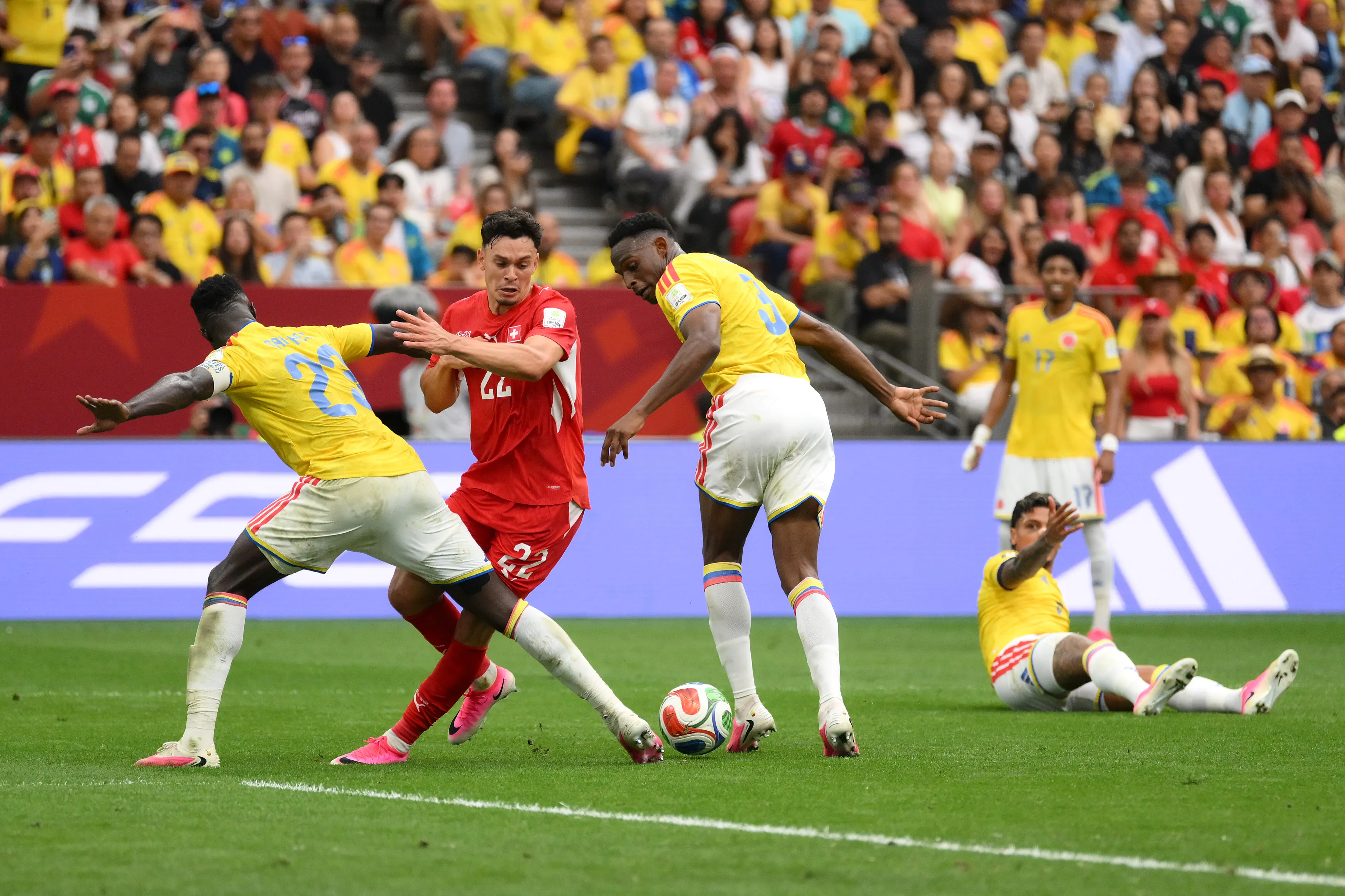 Jhon Lucumí y Davinson Sánchez en acción frente a Suiza. (David Ramos/Getty Images).