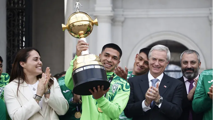 Ministra Duco recalcó que apoyarán a Wanderers en su viaje a España