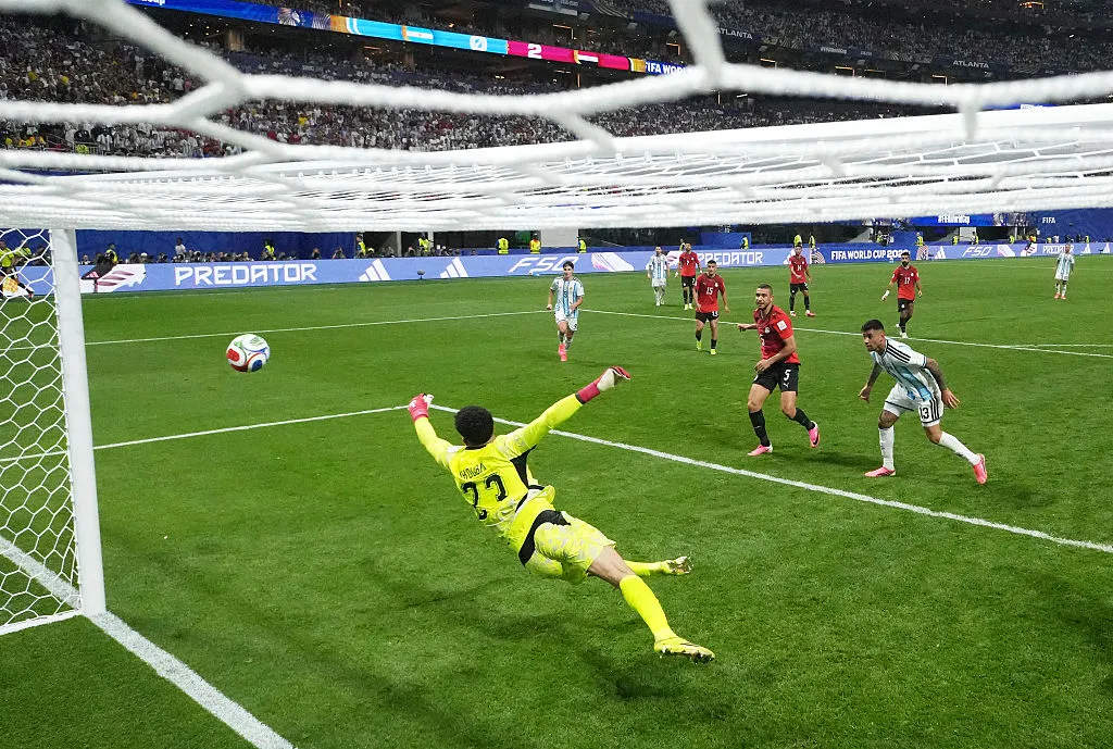 El momento del gol de Cuti Romero a Egipto. (Photo by Elsa/Getty Images)