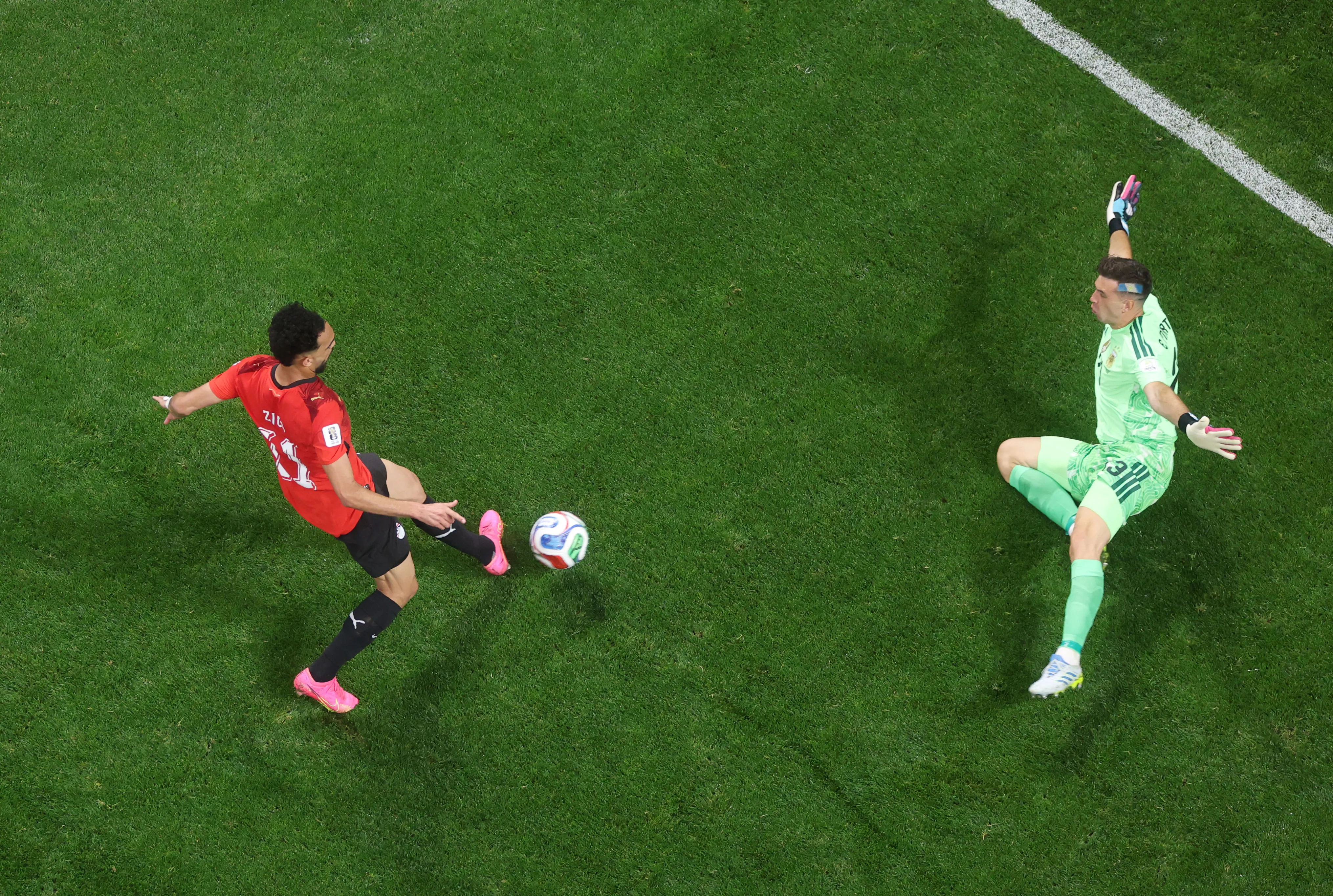 El momento del gol de Zico. (Photo by Dan Mullan/Getty Images)
