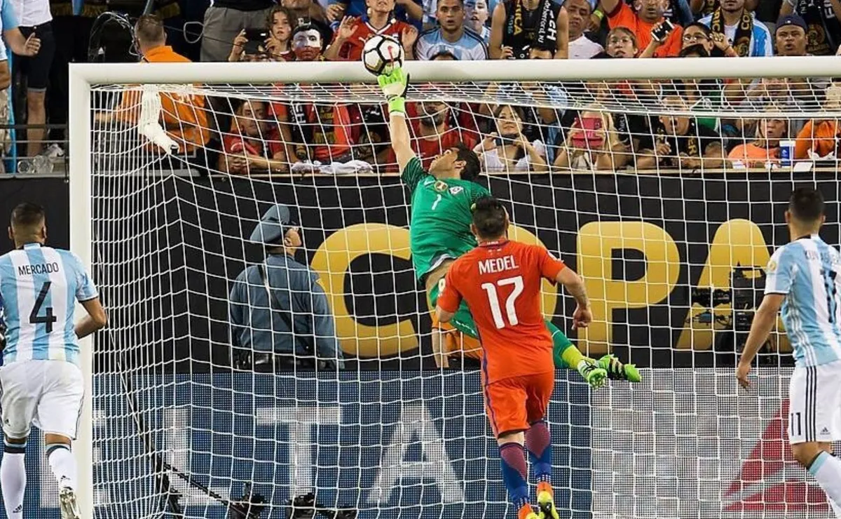 Claudio Bravo revela clave atajada a Sergio Agüero Claudio Bravo revela clave atajada a Sergio Agüero