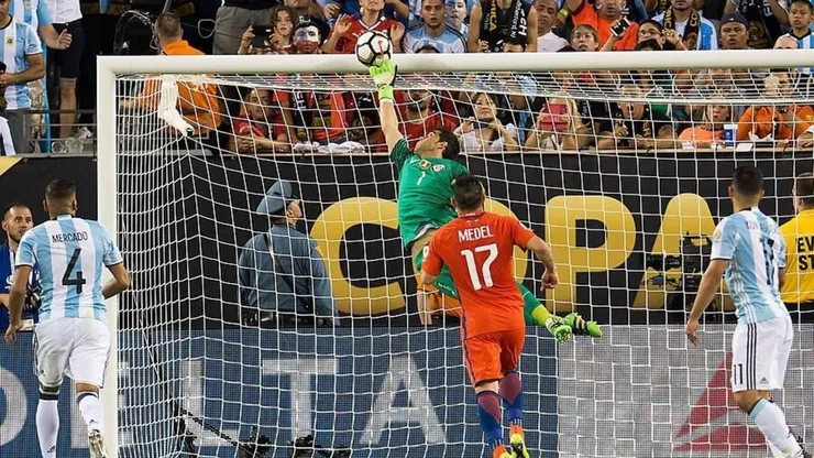 La atajada de Claudio Bravo a Sergio Agüero hace 10 años