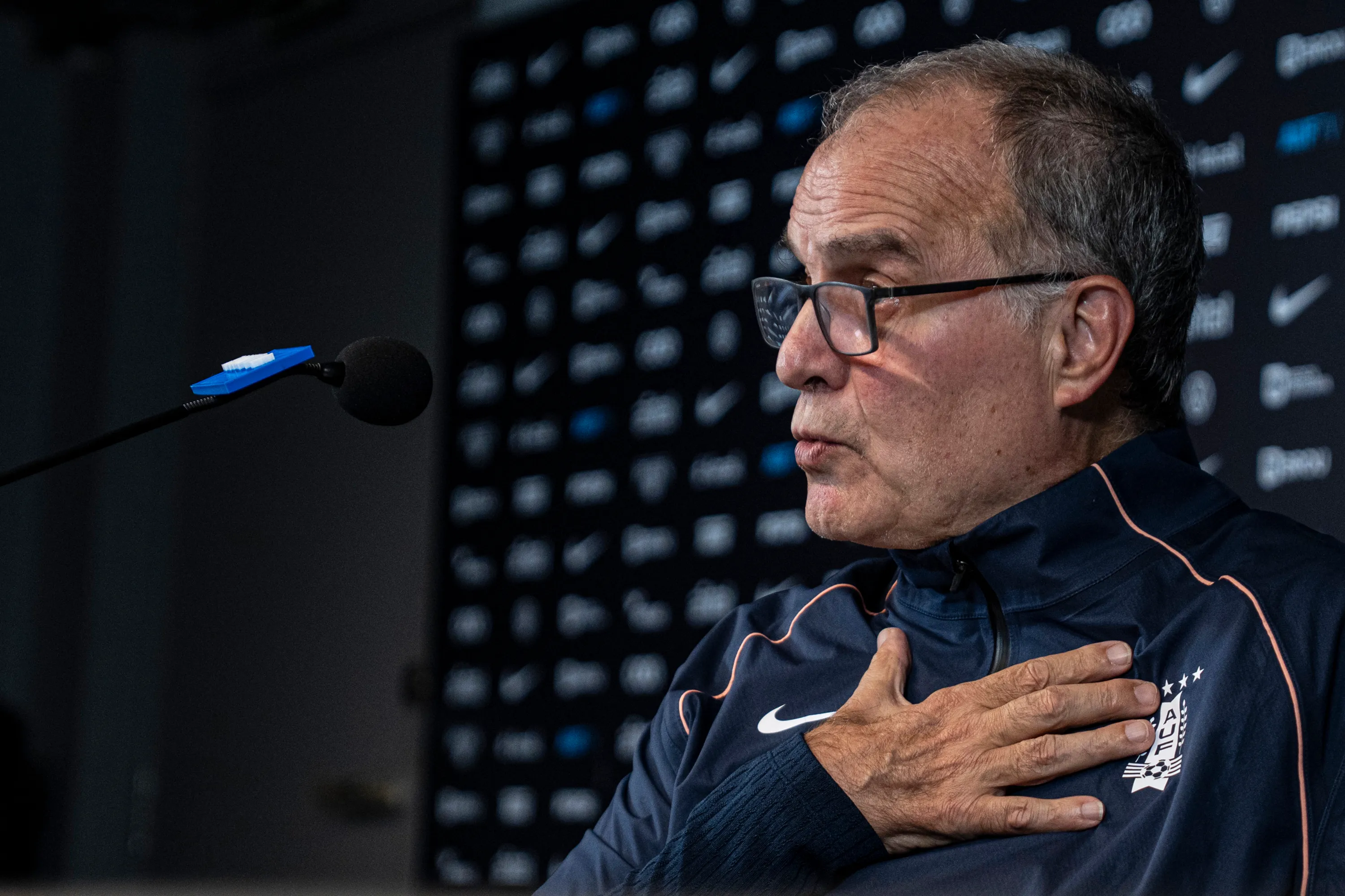 Marcelo Bielsa en la conferencia de prensa que dio en el Centenario. (Ernesto Ryan/Getty Images).